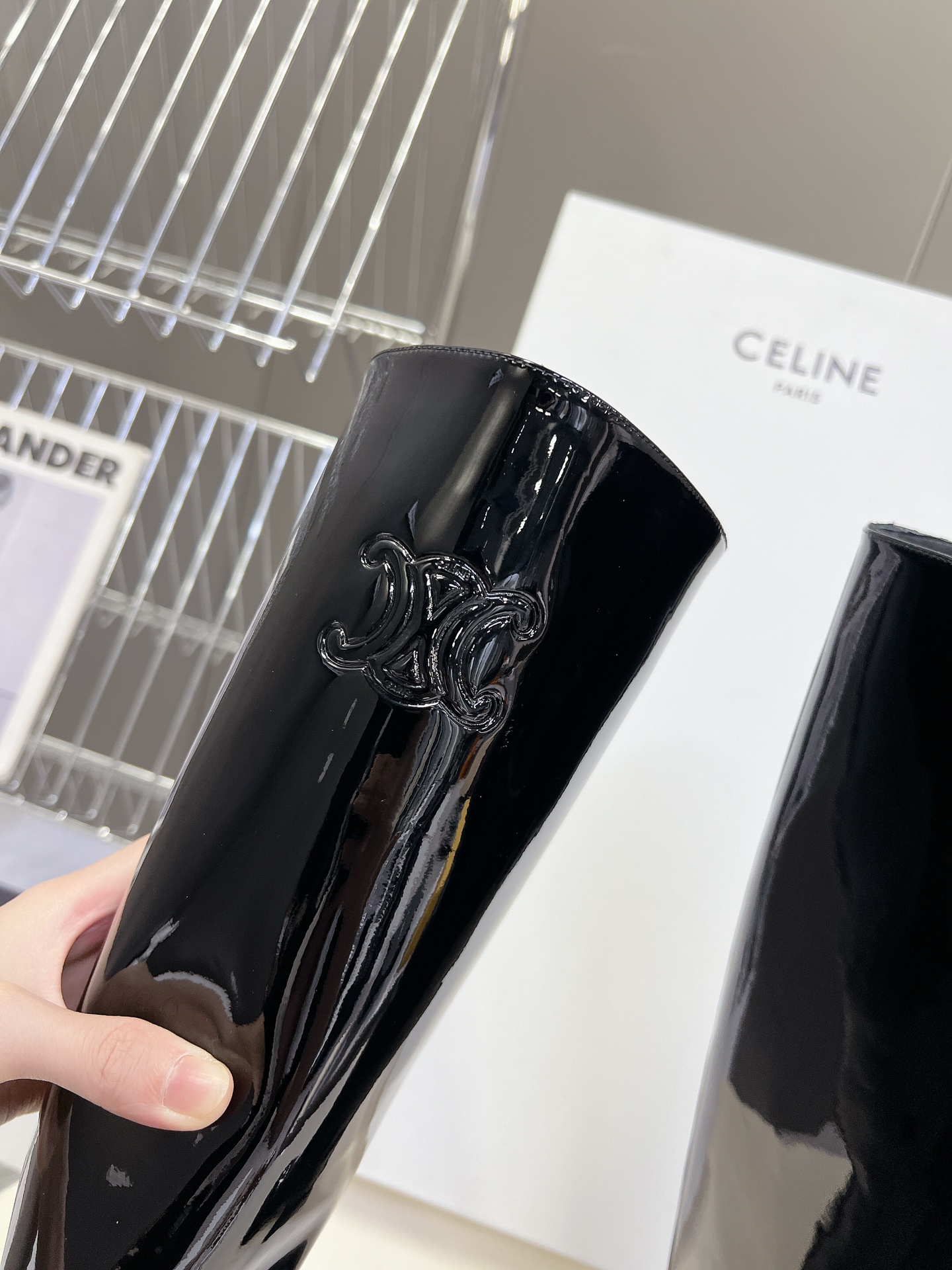 Celine思琳24FW秋冬新品复古粗跟长靴塞琳这一季好看的款式真的是很多比如这款军靴就很机车风重点夸夸