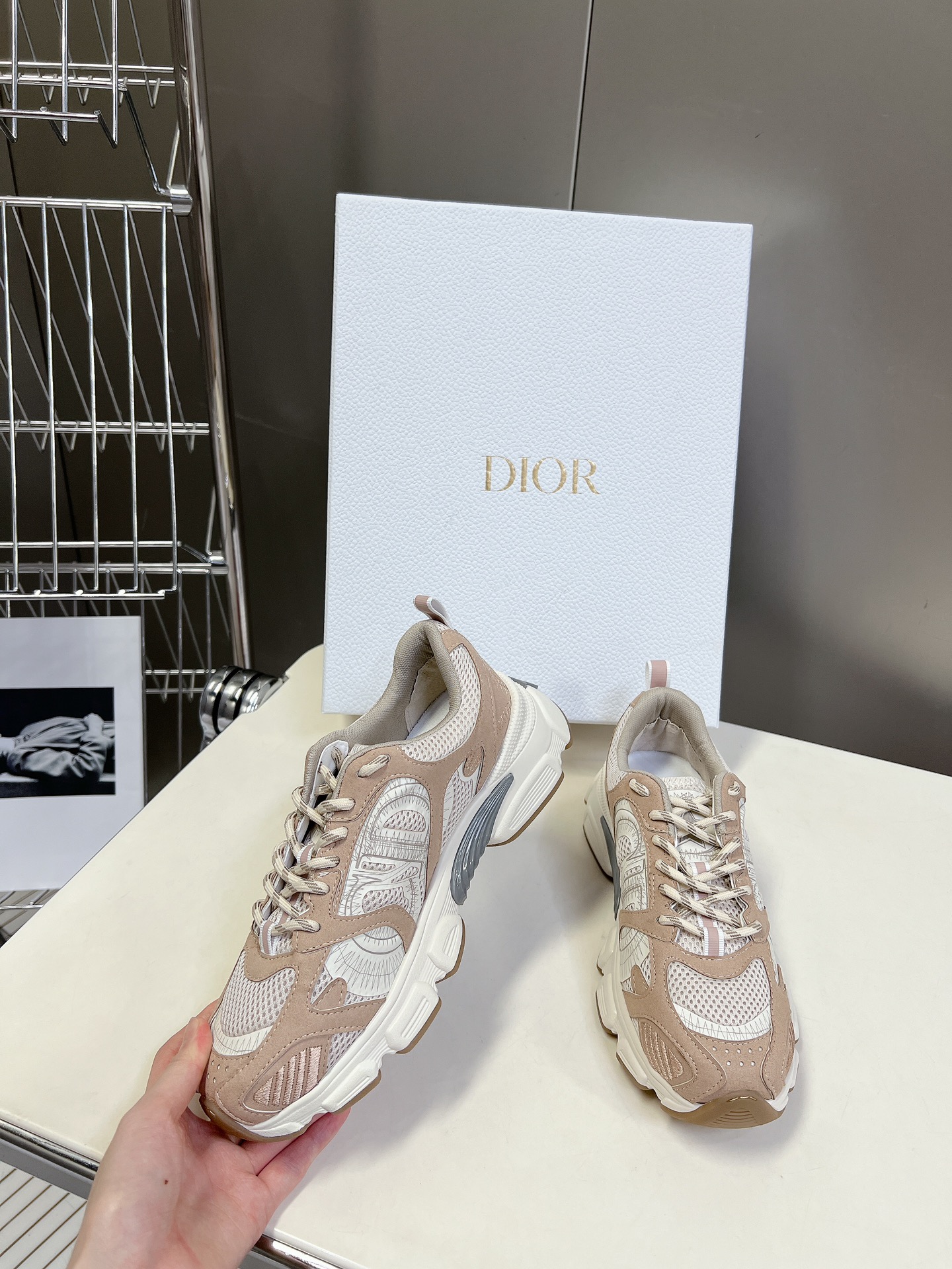 Dior迪奥Chrono系列运动鞋太古汇RMB9200购入开发这款Diorchrono运动鞋延续经久不衰