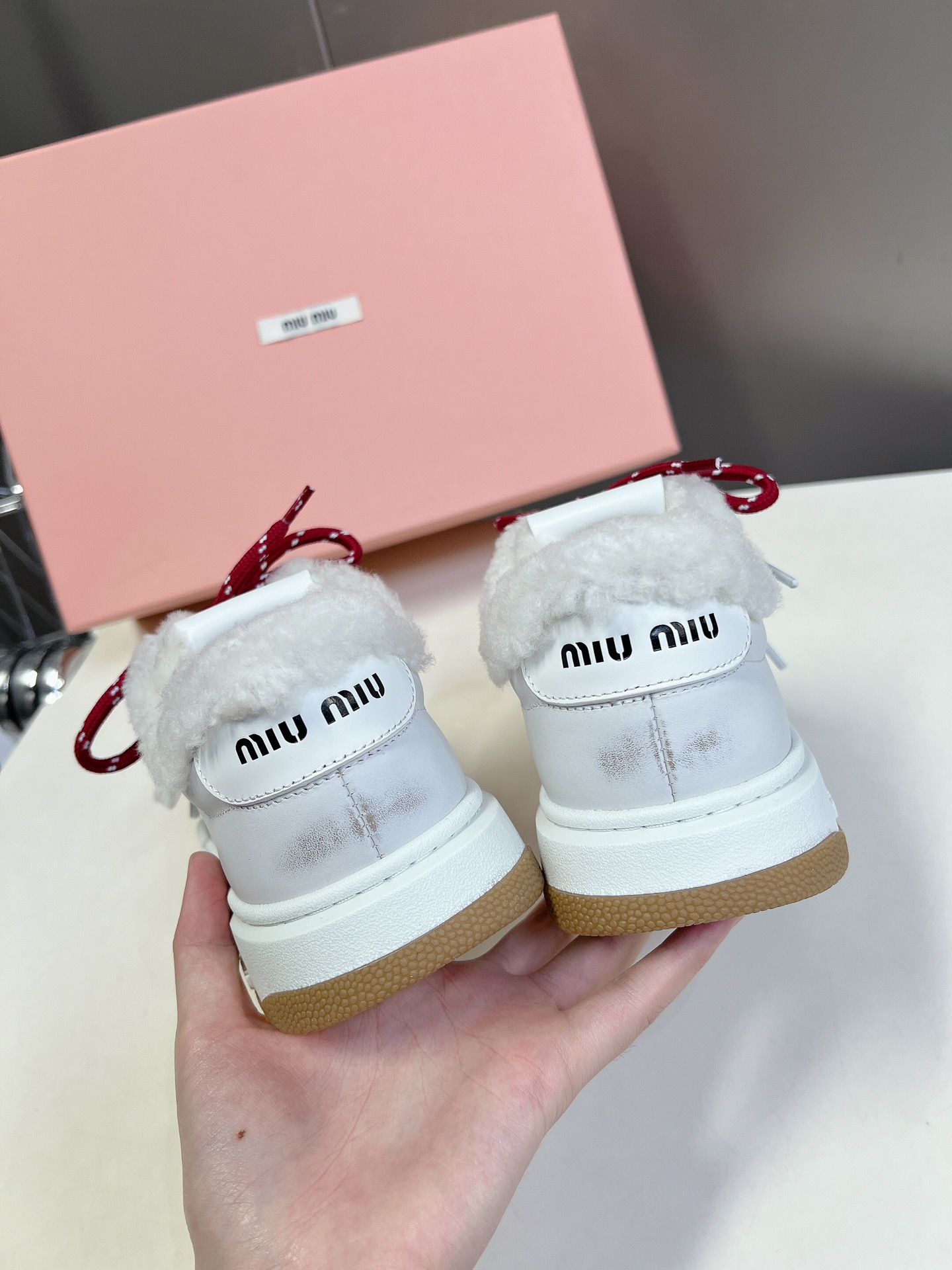 MIUMIU缪缪新款美式复古风颜值担当火爆厚底毛毛小白鞋不得不入的一款做旧时尚简约高级随意搭配上脚非常舒