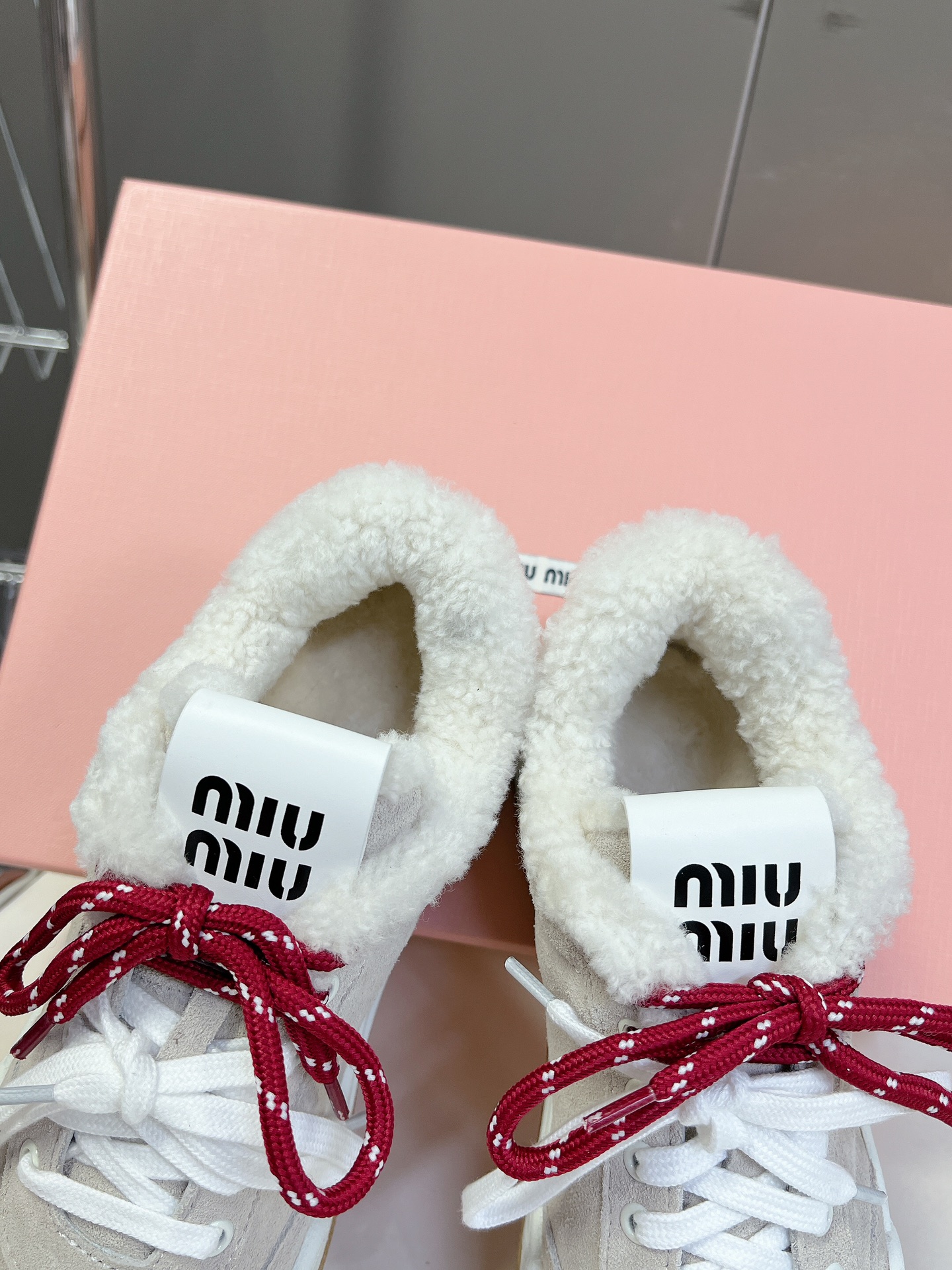 MIUMIU缪缪新款美式复古风颜值担当火爆厚底毛毛小白鞋不得不入的一款做旧时尚简约高级随意搭配上脚非常舒