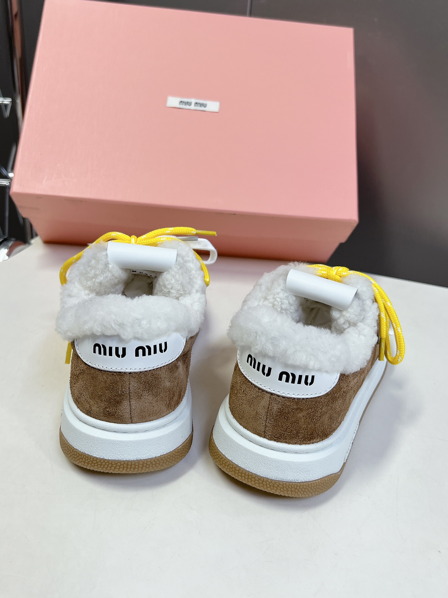 MIUMIU缪缪新款美式复古风颜值担当火爆厚底毛毛小白鞋不得不入的一款做旧时尚简约高级随意搭配上脚非常舒