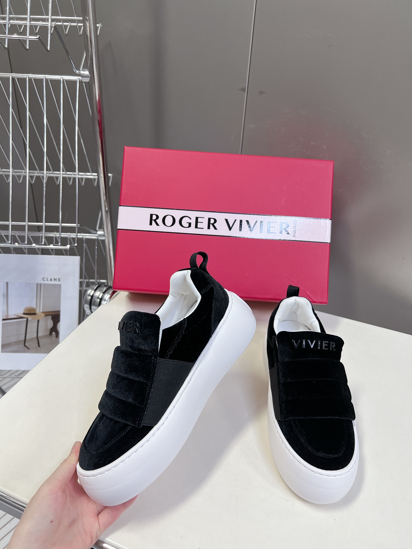 Rogervivier罗杰维维亚RV新款VivGolf钻扣厚底小白鞋面包鞋梦中情鞋RV钻扣小白鞋！轻运动