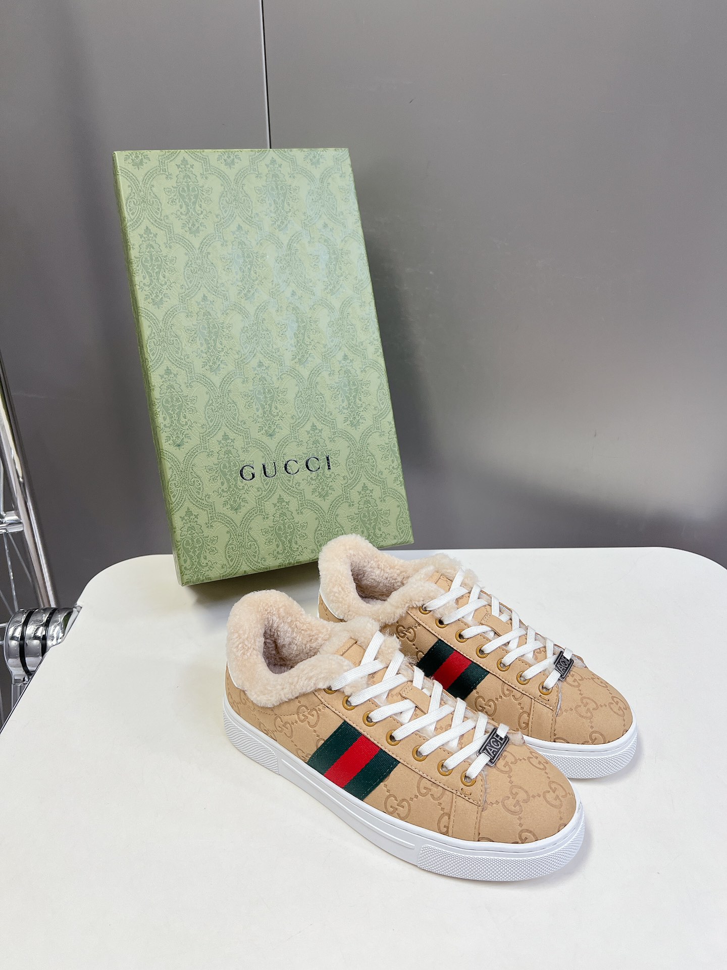 Gucci古驰最新Ace系列情侣款休闲运动鞋出毛里了原版购入开发做货古驰自问世以来Ace系列运动鞋延续品