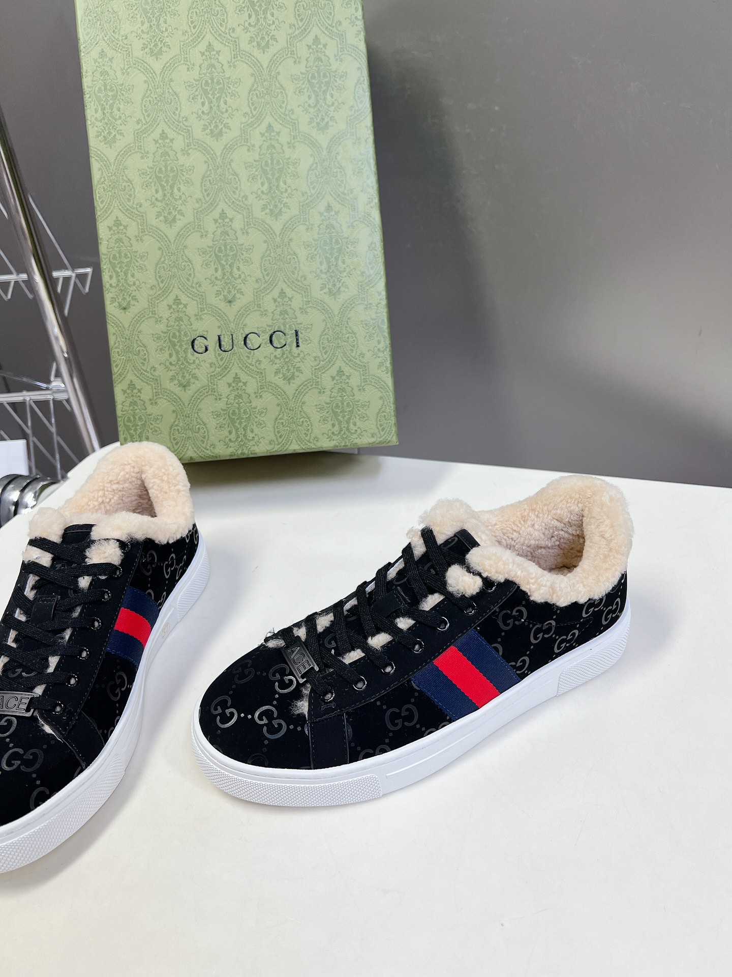 Gucci古驰最新Ace系列情侣款休闲运动鞋出毛里了原版购入开发做货古驰自问世以来Ace系列运动鞋延续品