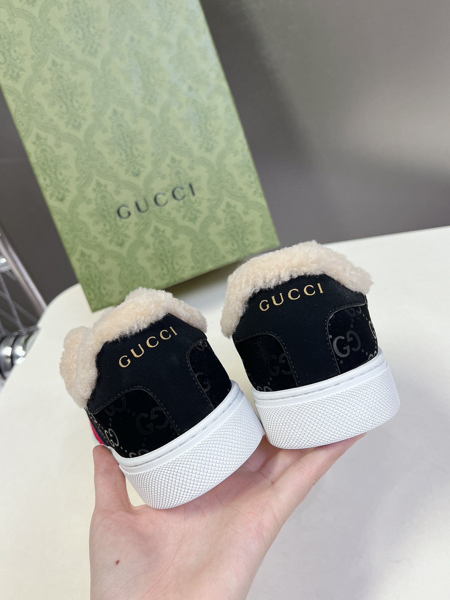 Gucci古驰最新Ace系列情侣款休闲运动鞋出毛里了原版购入开发做货古驰自问世以来Ace系列运动鞋延续品