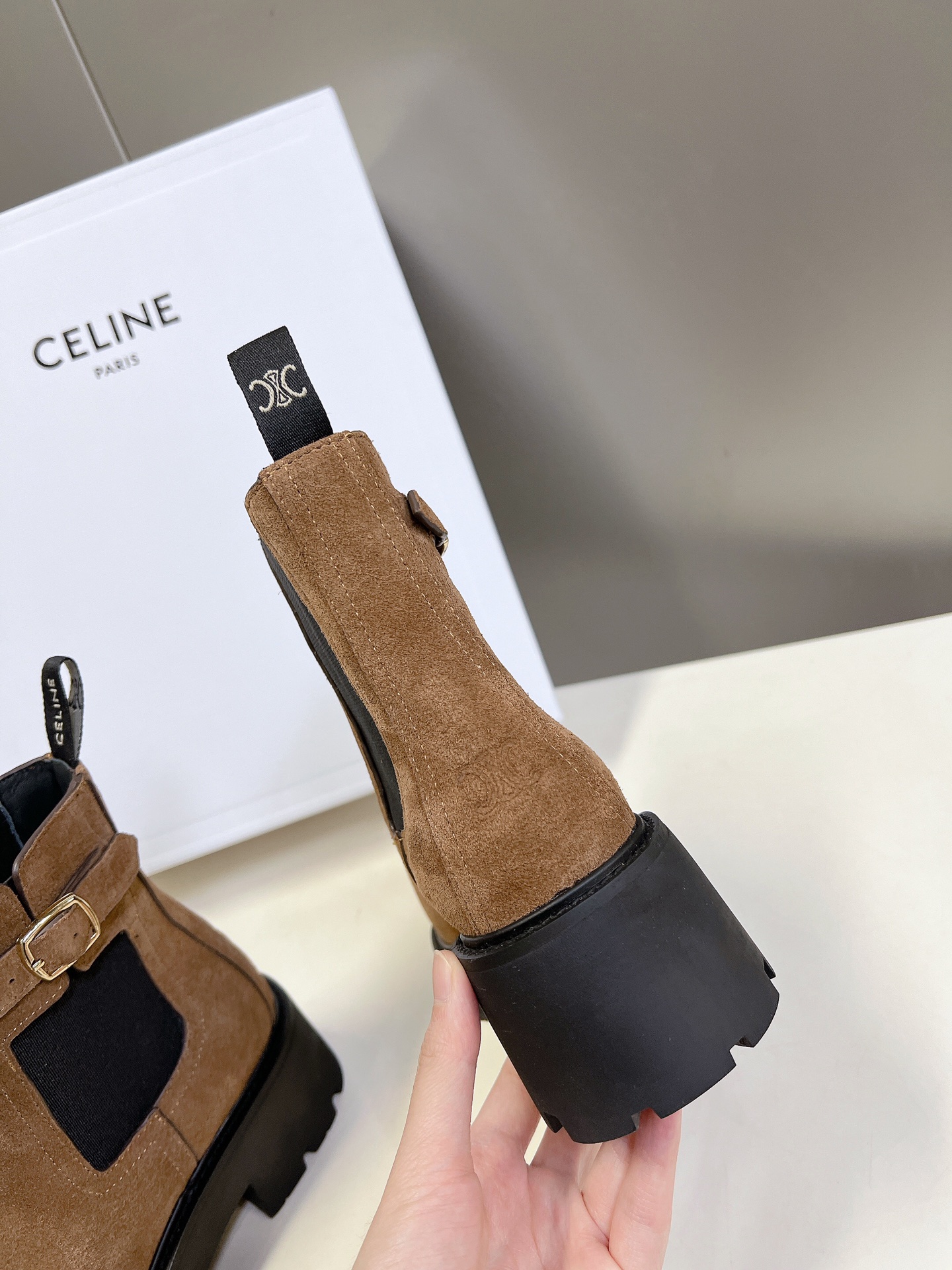  CELINE思琳秋冬最新走秀款Lisa同款马丁靴、好多明星网红上脚 无敌显瘦 上脚超级好看百搭 进口意