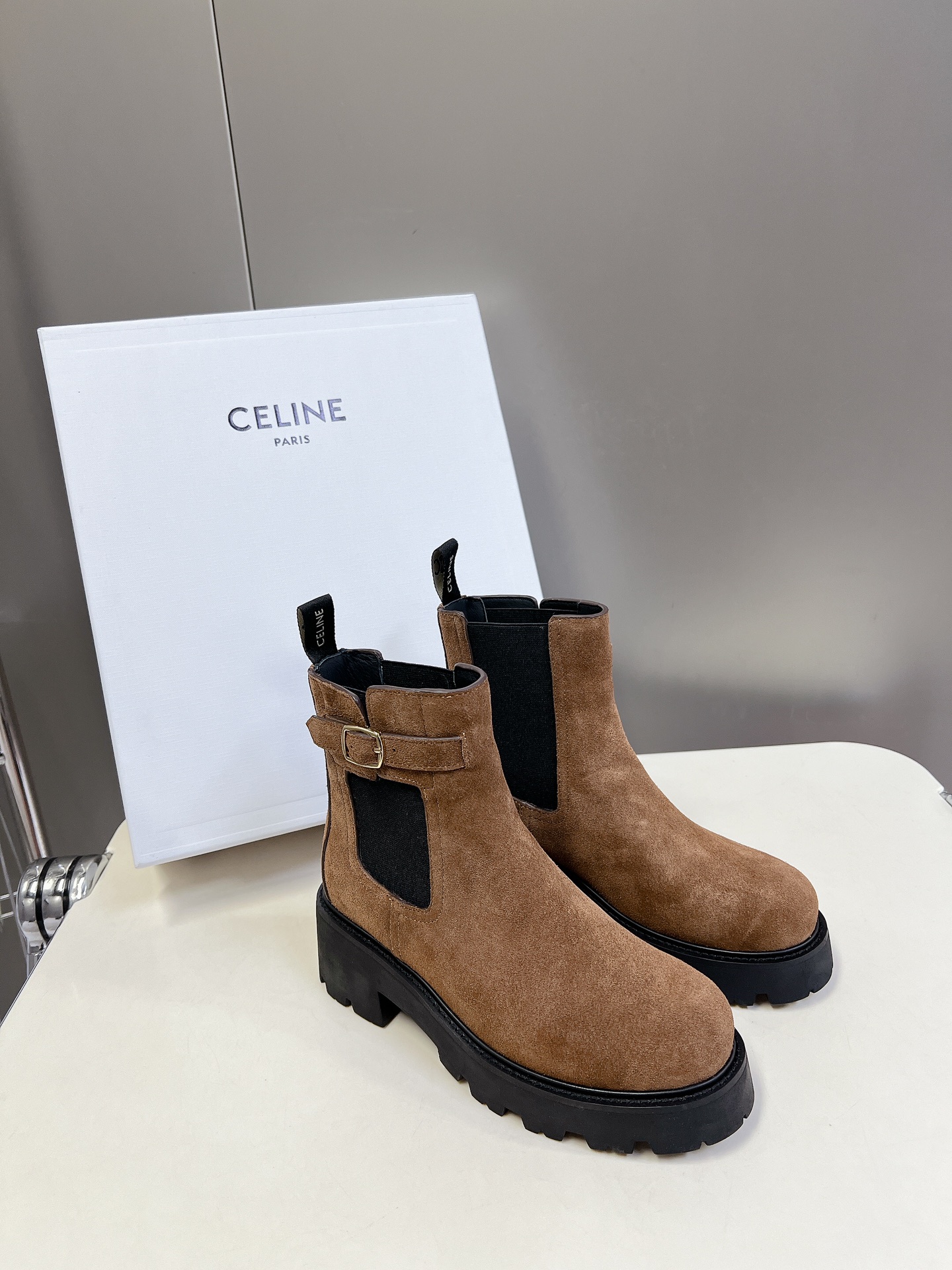  CELINE思琳秋冬最新走秀款Lisa同款马丁靴、好多明星网红上脚 无敌显瘦 上脚超级好看百搭 进口意