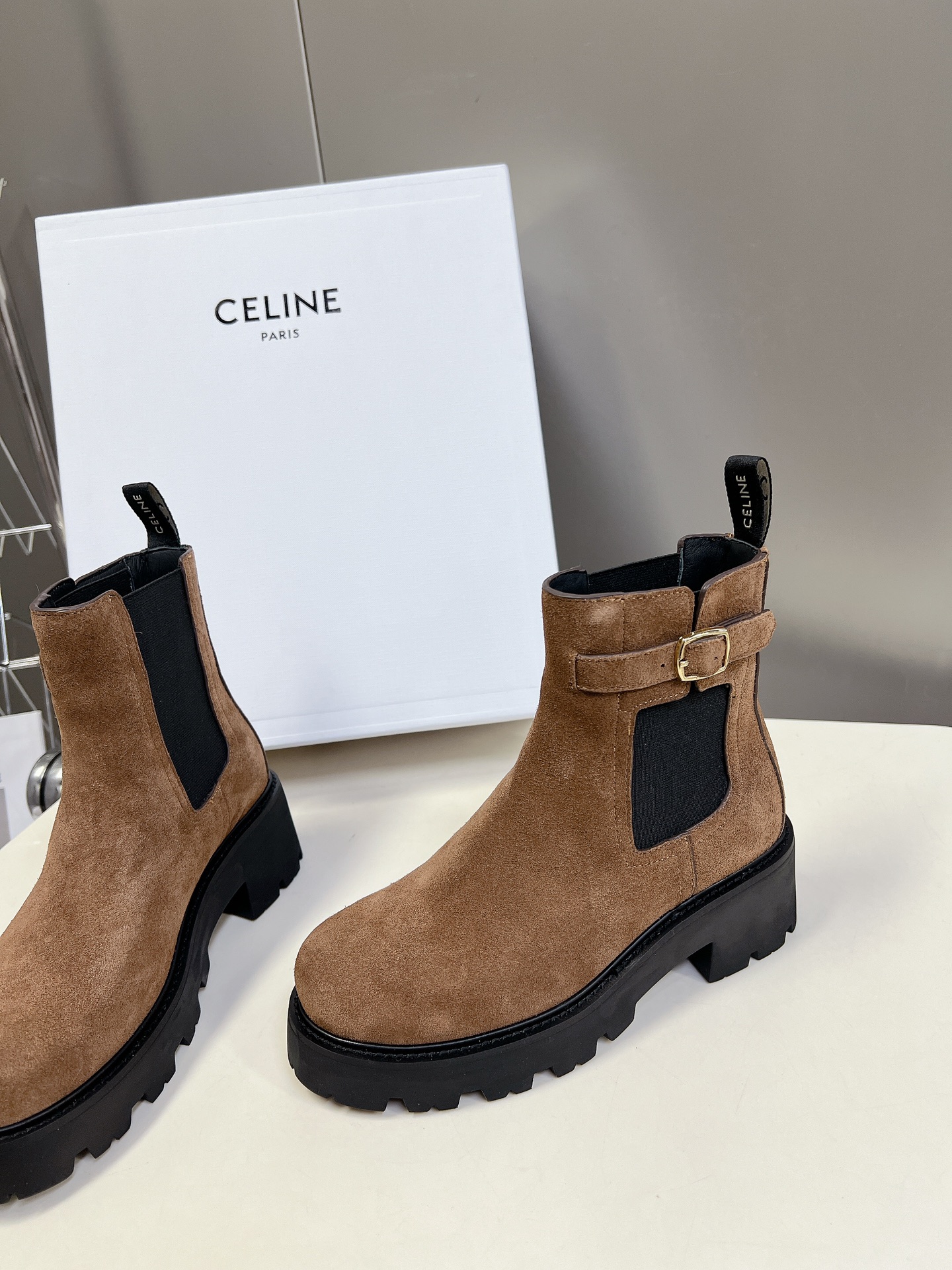  CELINE思琳秋冬最新走秀款Lisa同款马丁靴、好多明星网红上脚 无敌显瘦 上脚超级好看百搭 进口意