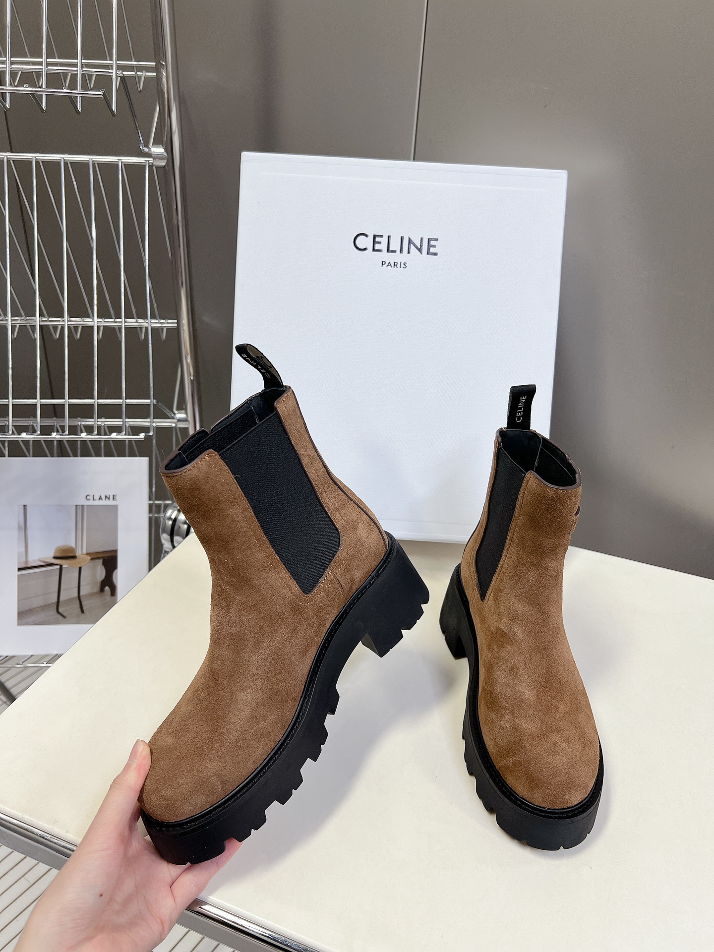  CELINE思琳秋冬最新走秀款Lisa同款马丁靴、好多明星网红上脚 无敌显瘦 上脚超级好看百搭 进口意
