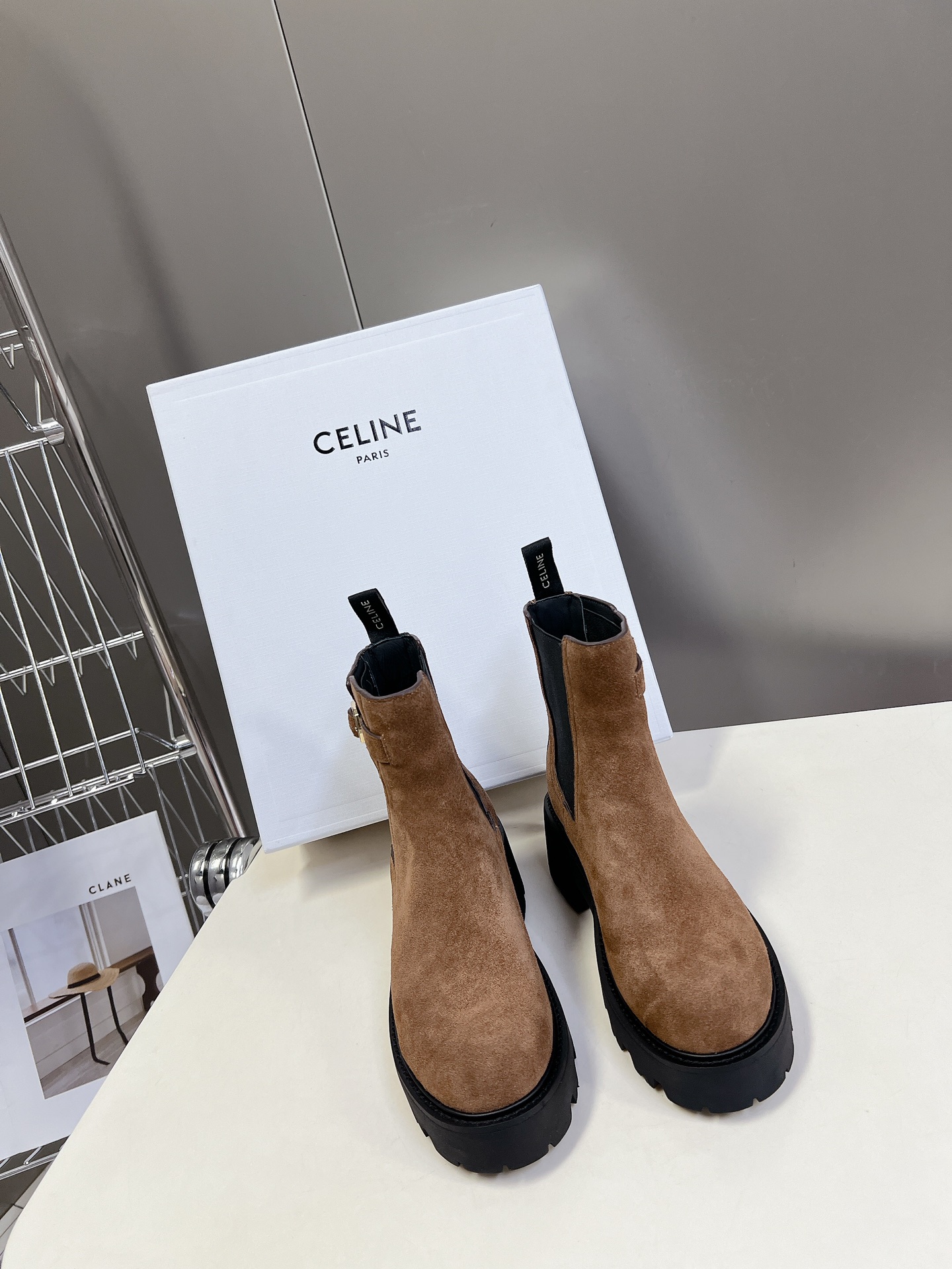  CELINE思琳秋冬最新走秀款Lisa同款马丁靴、好多明星网红上脚 无敌显瘦 上脚超级好看百搭 进口意