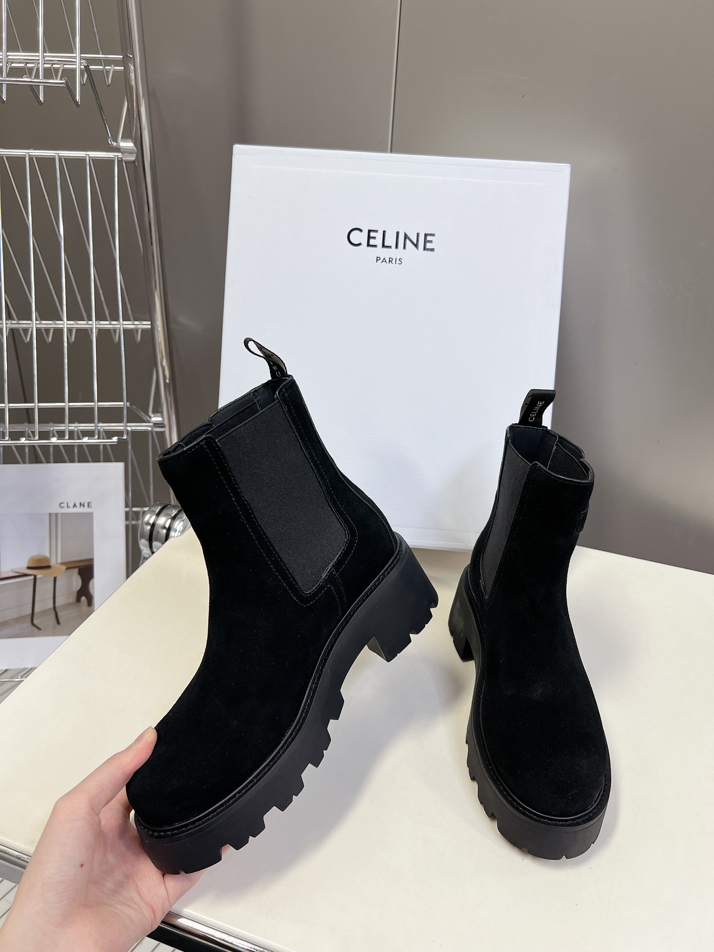  CELINE思琳秋冬最新走秀款Lisa同款马丁靴、好多明星网红上脚 无敌显瘦 上脚超级好看百搭 进口意