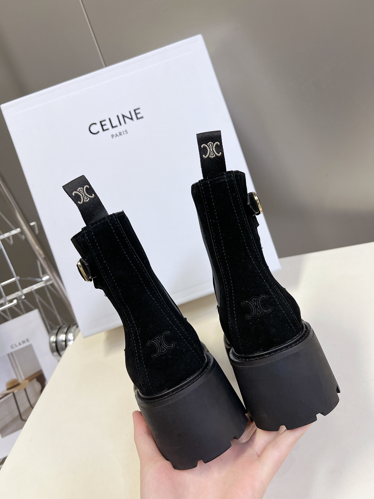  CELINE思琳秋冬最新走秀款Lisa同款马丁靴、好多明星网红上脚 无敌显瘦 上脚超级好看百搭 进口意