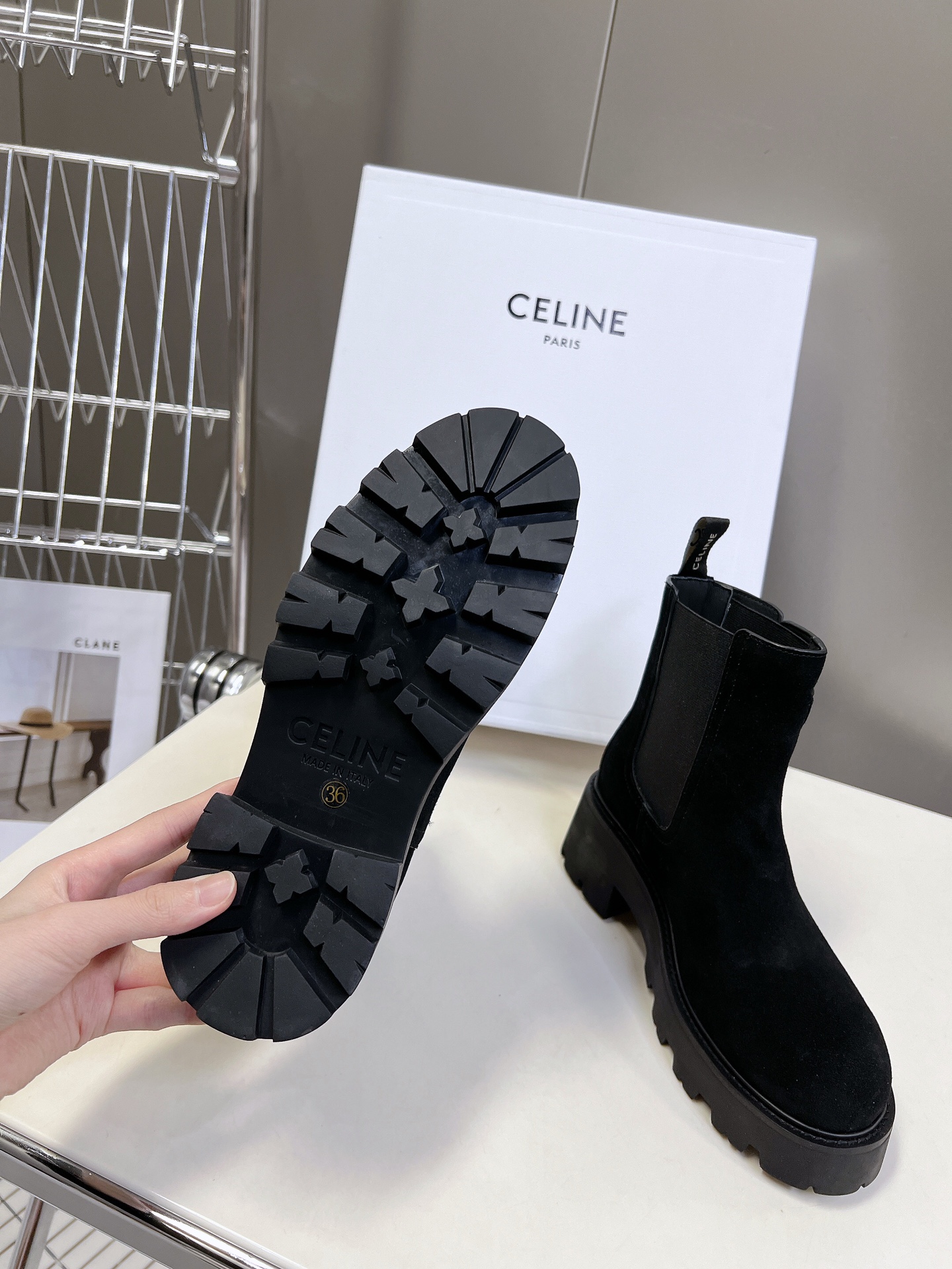  CELINE思琳秋冬最新走秀款Lisa同款马丁靴、好多明星网红上脚 无敌显瘦 上脚超级好看百搭 进口意