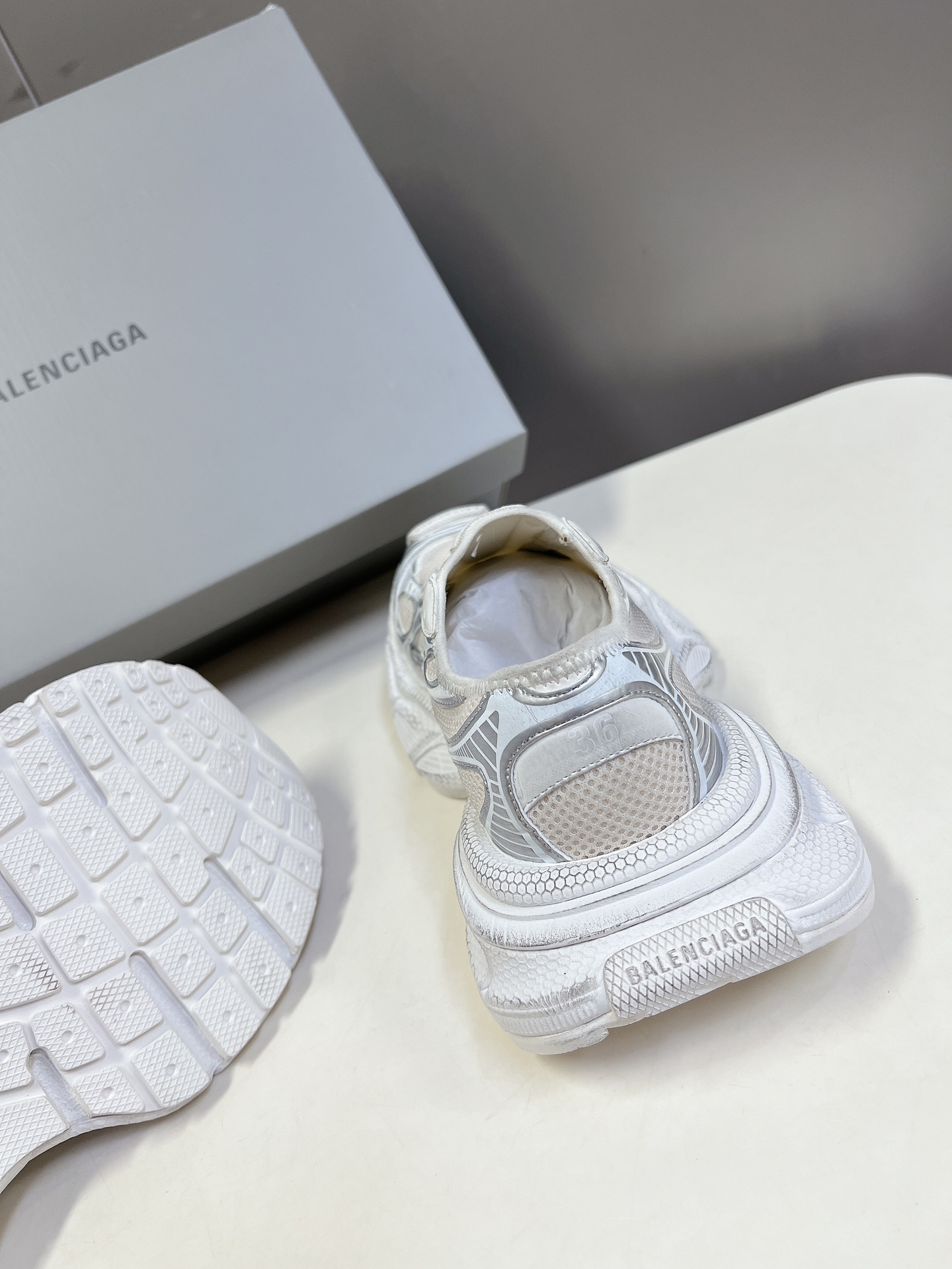 BALENCIAGA巴黎世家3x无绳系列复古休闲运动鞋系列推出探索时尚界对于原创与挪用的概念以全新系列致