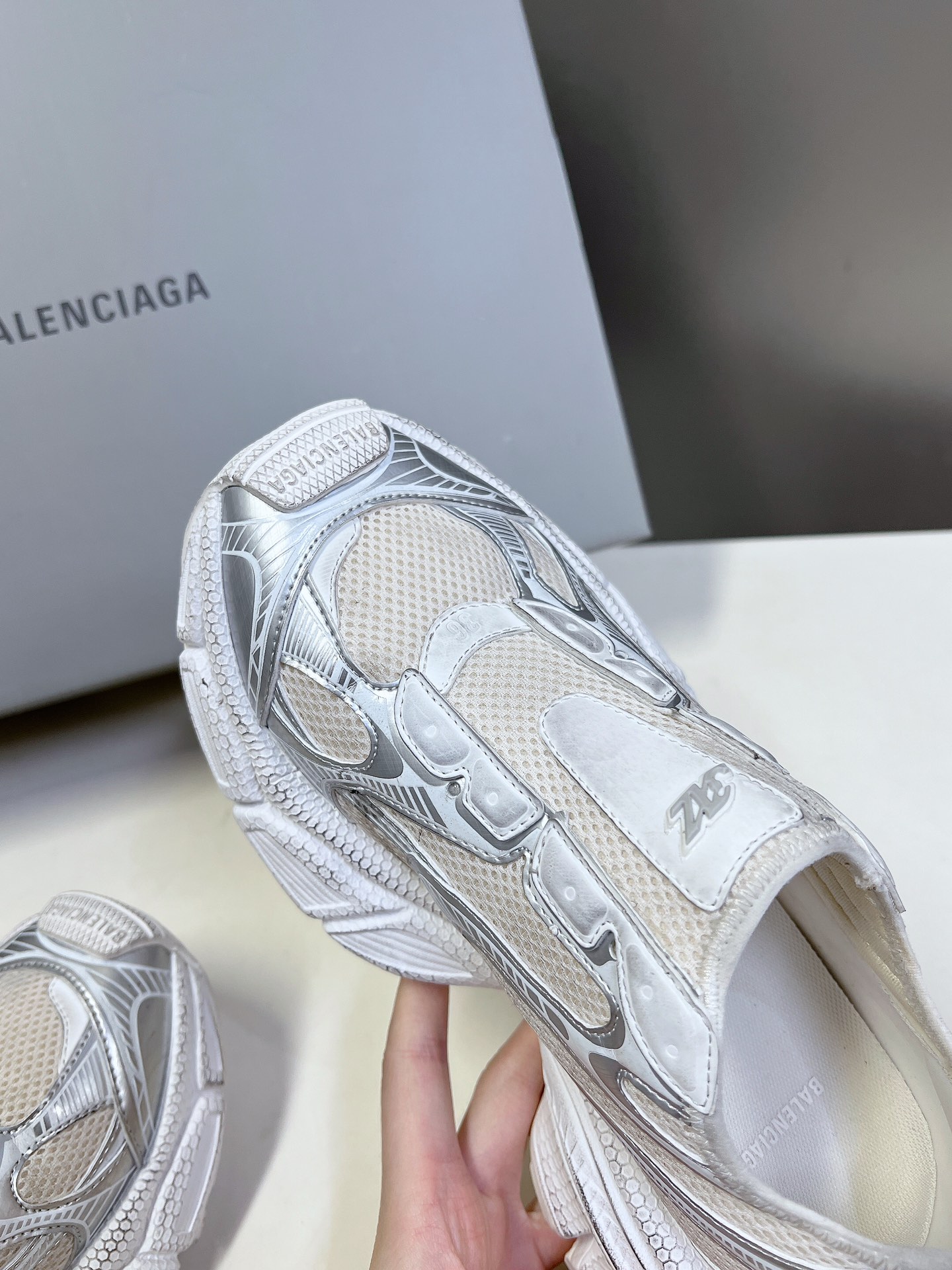 BALENCIAGA巴黎世家3x无绳系列复古休闲运动鞋系列推出探索时尚界对于原创与挪用的概念以全新系列致