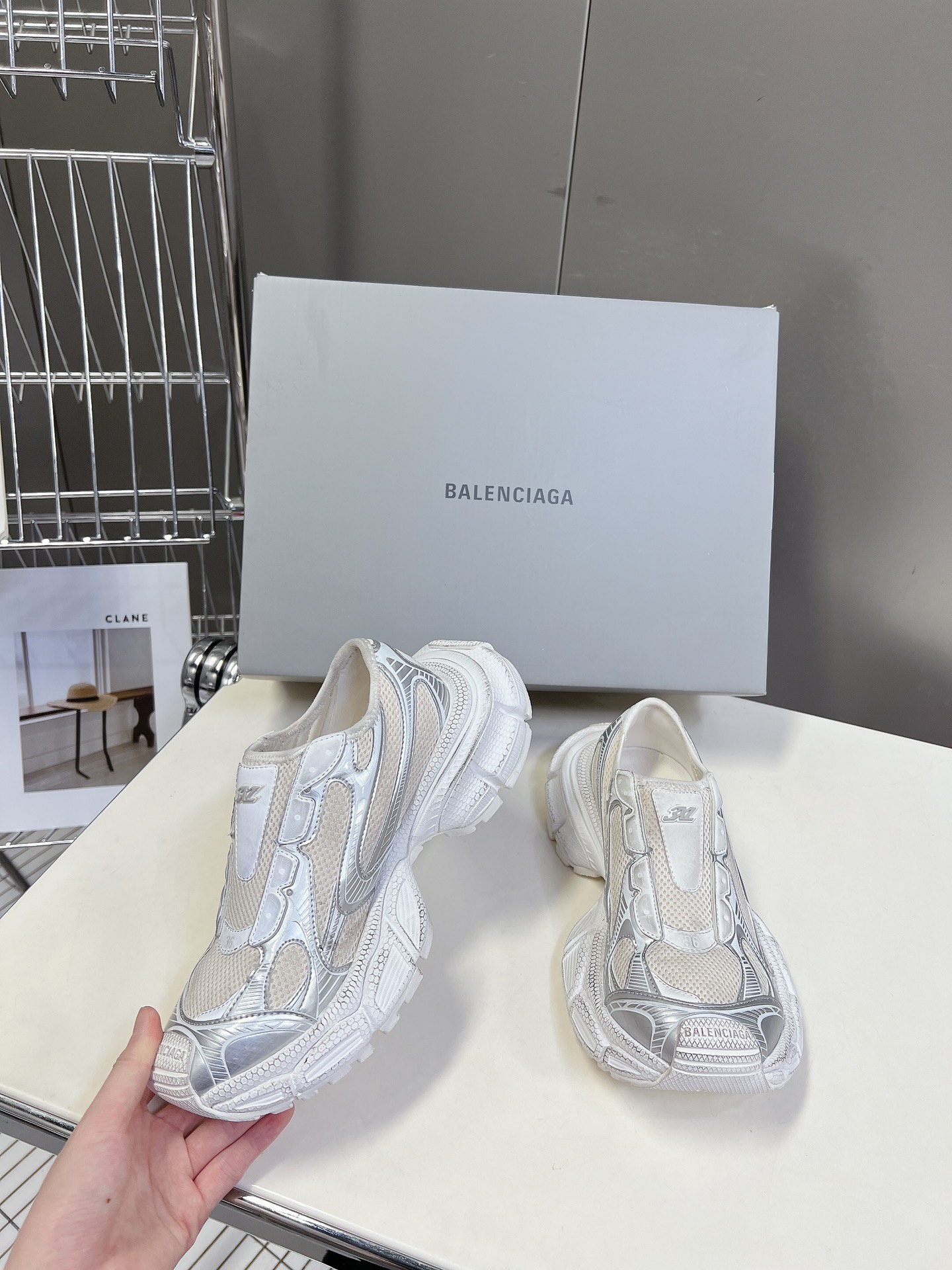 BALENCIAGA巴黎世家3x无绳系列复古休闲运动鞋系列推出探索时尚界对于原创与挪用的概念以全新系列致