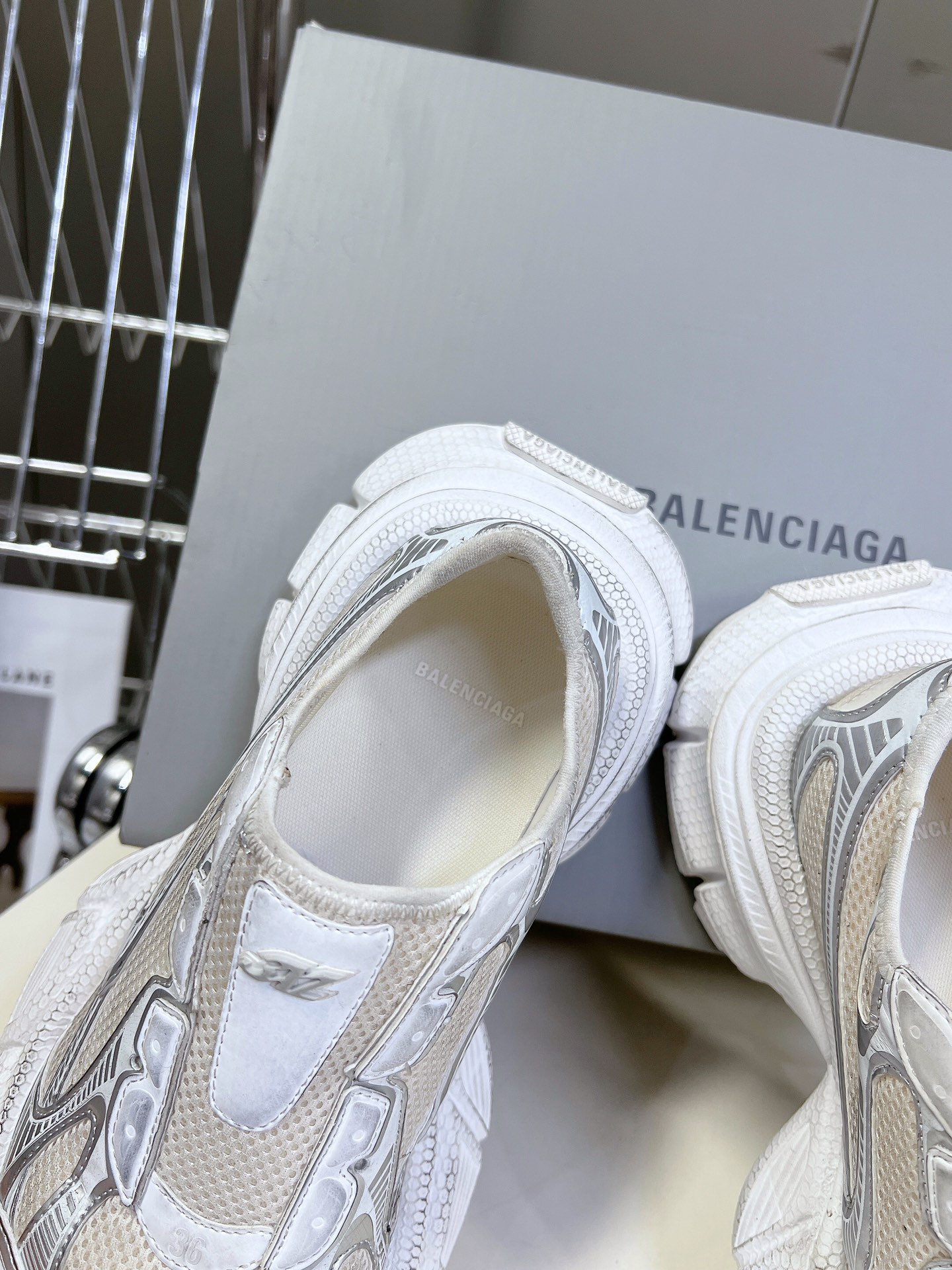 BALENCIAGA巴黎世家3x无绳系列复古休闲运动鞋系列推出探索时尚界对于原创与挪用的概念以全新系列致