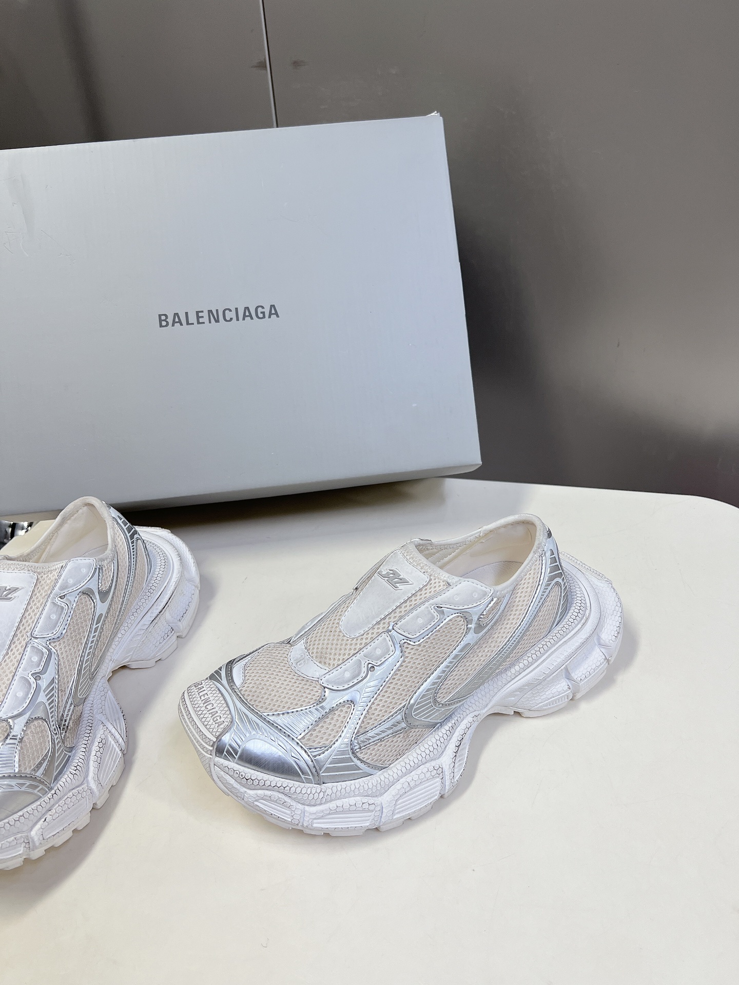 BALENCIAGA巴黎世家3x无绳系列复古休闲运动鞋系列推出探索时尚界对于原创与挪用的概念以全新系列致