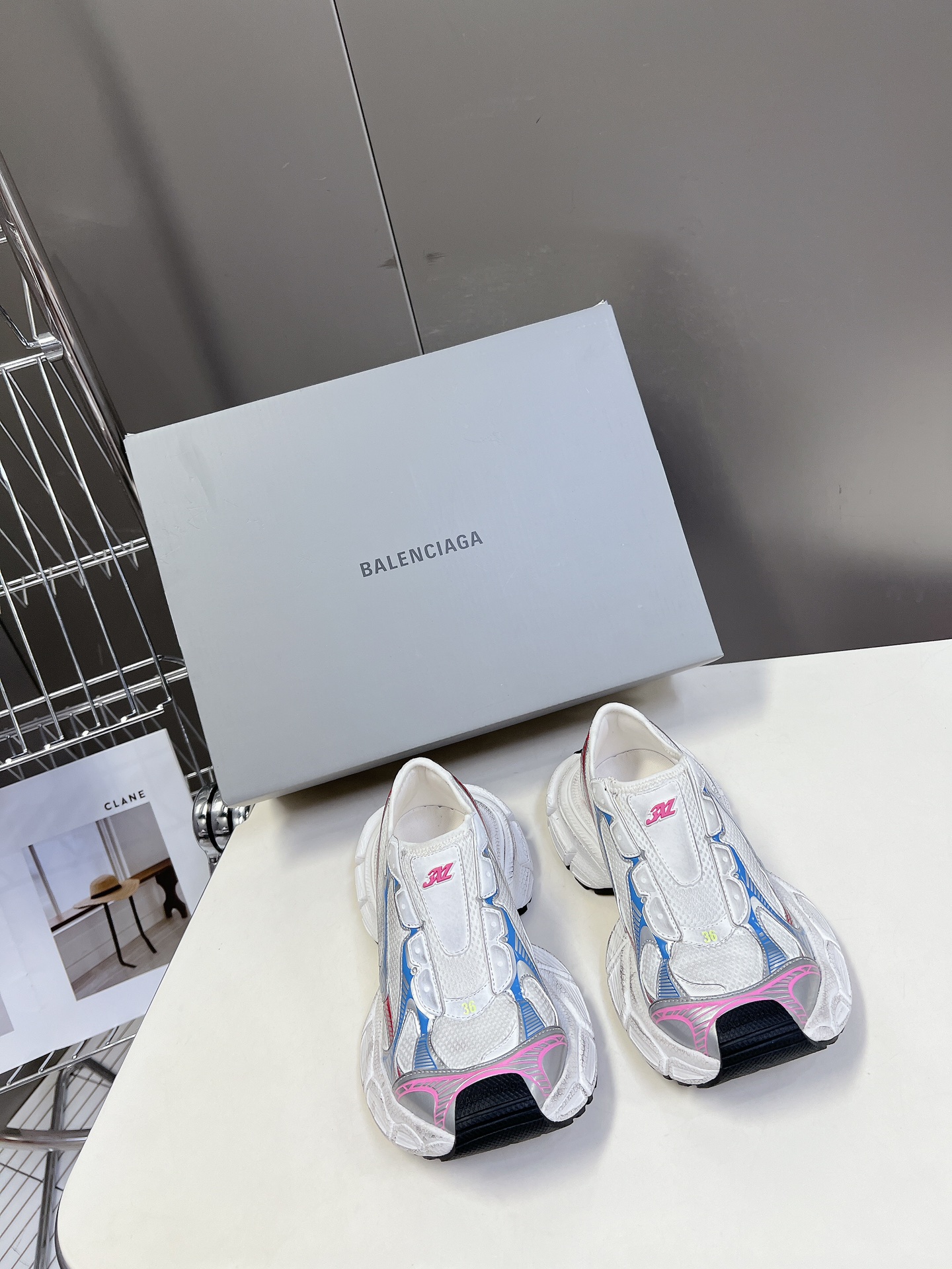 BALENCIAGA巴黎世家3x无绳系列复古休闲运动鞋系列推出探索时尚界对于原创与挪用的概念以全新系列致