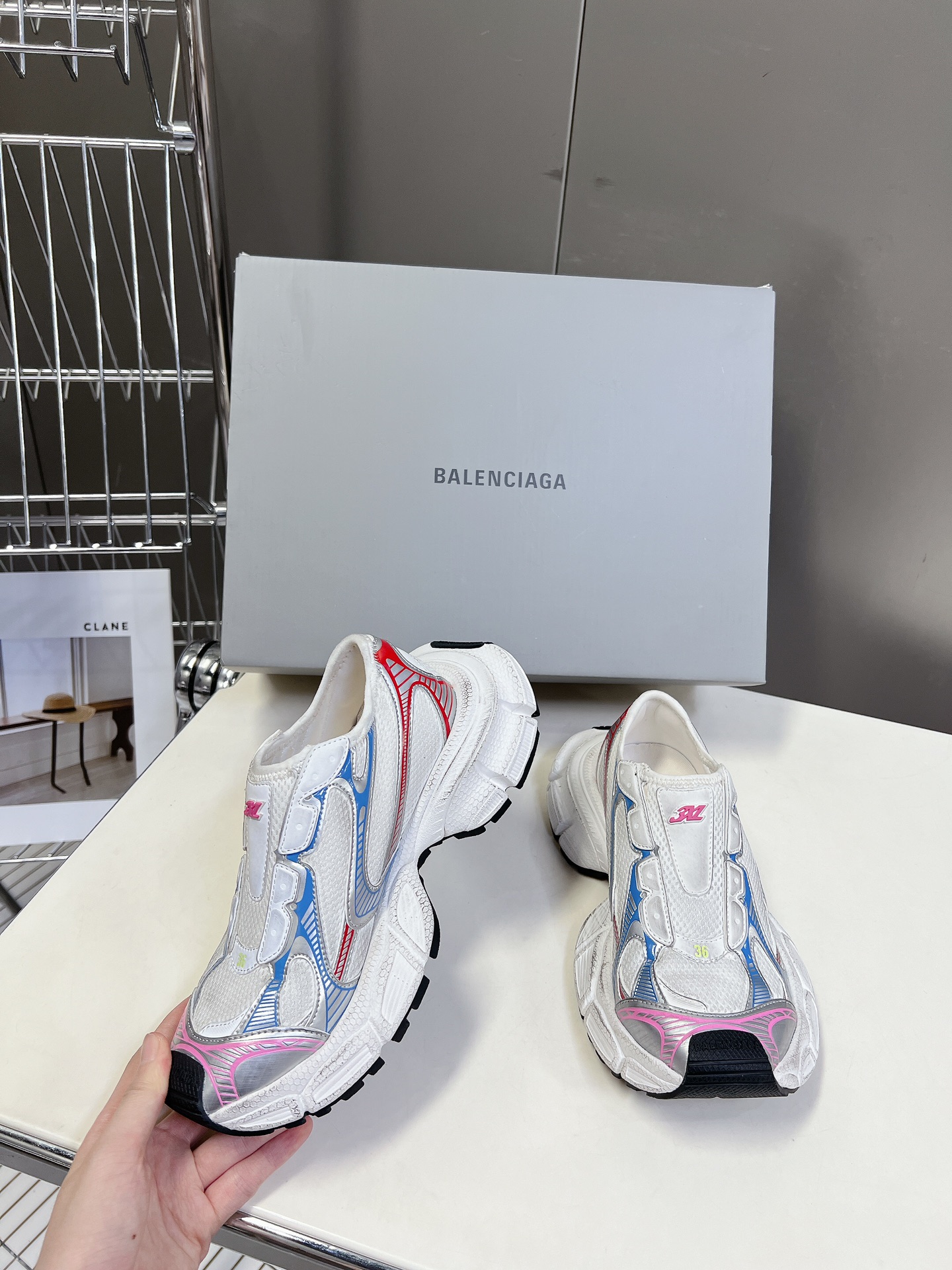 BALENCIAGA巴黎世家3x无绳系列复古休闲运动鞋系列推出探索时尚界对于原创与挪用的概念以全新系列致