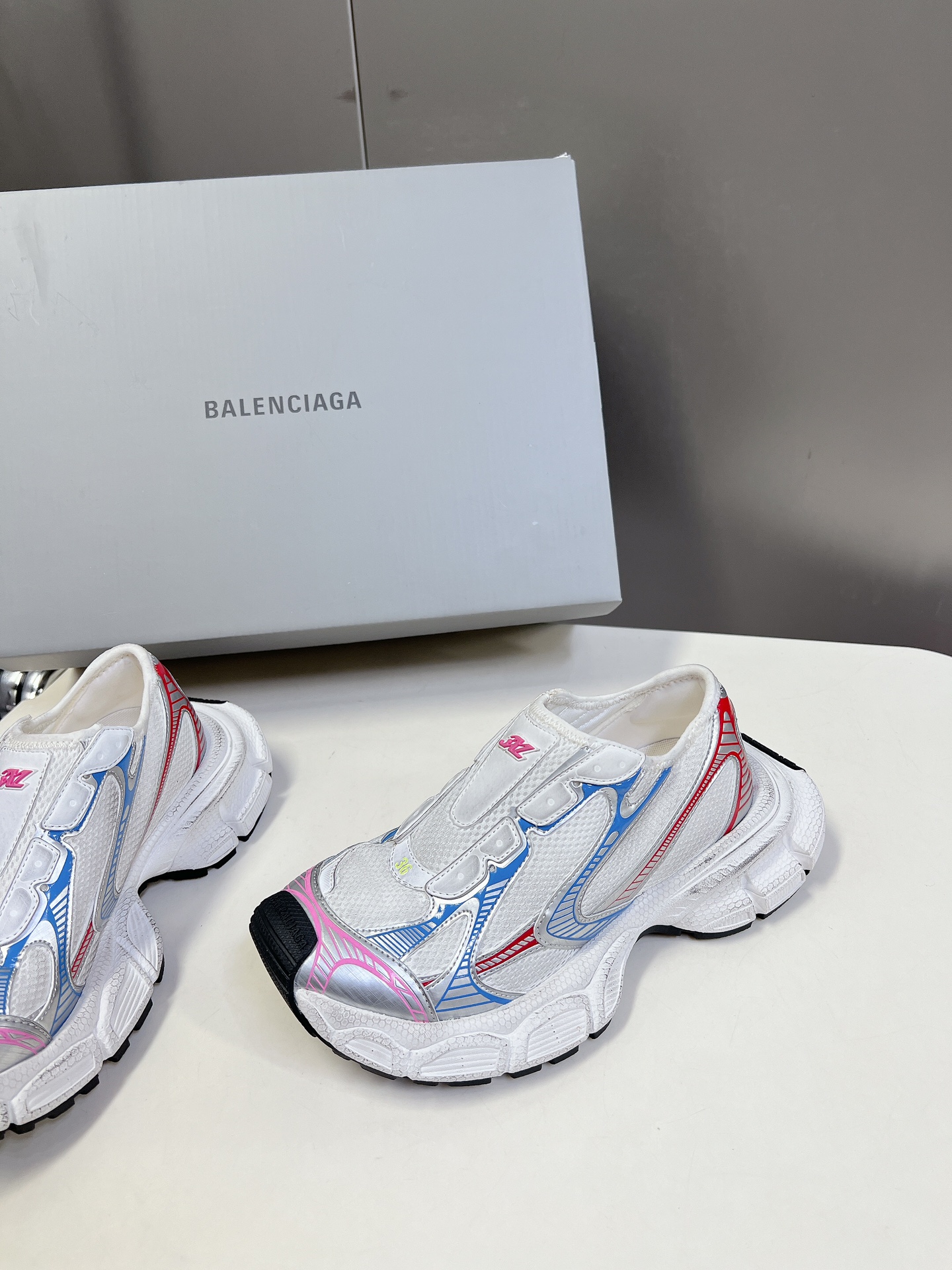 BALENCIAGA巴黎世家3x无绳系列复古休闲运动鞋系列推出探索时尚界对于原创与挪用的概念以全新系列致