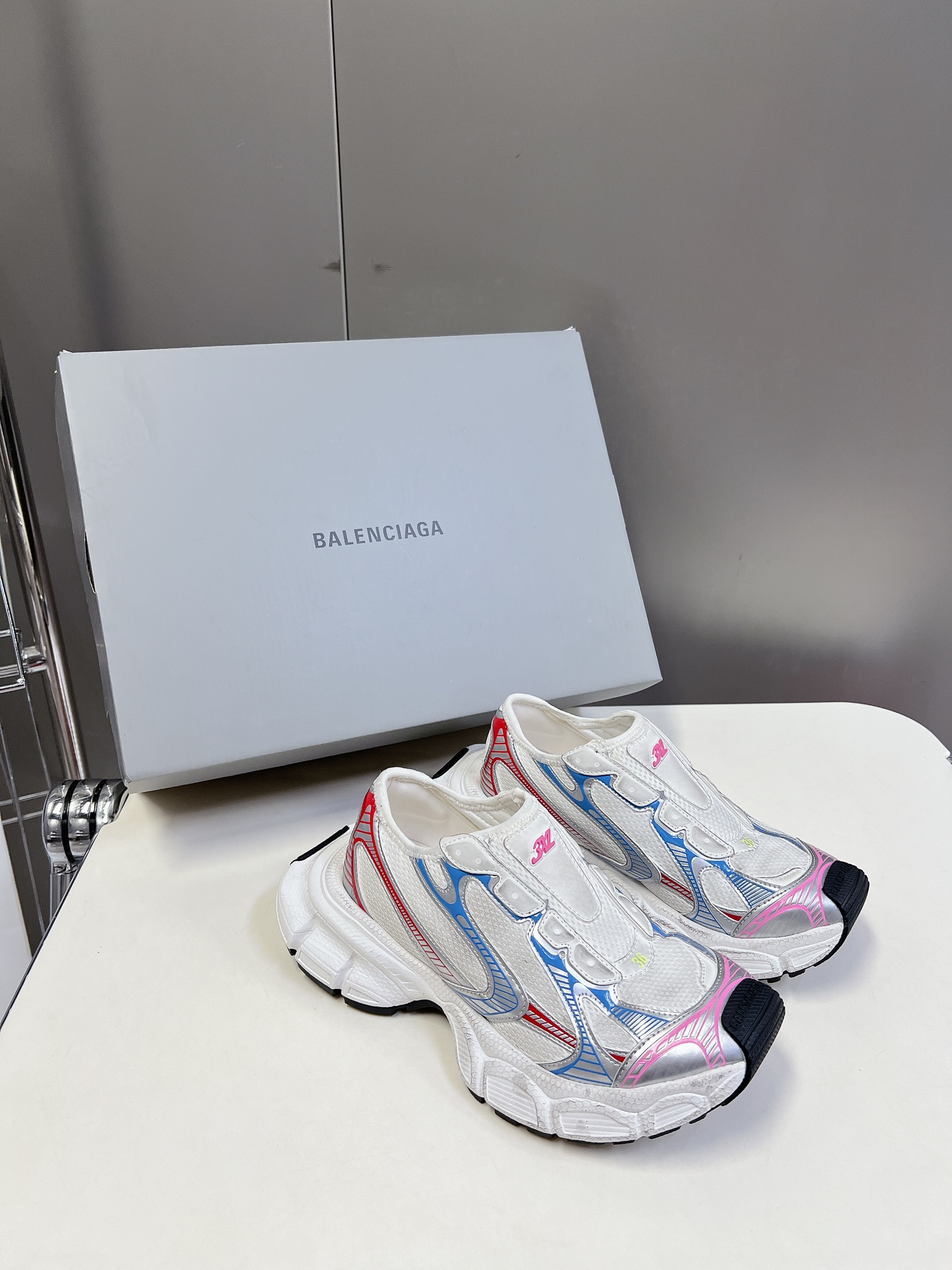 BALENCIAGA巴黎世家3x无绳系列复古休闲运动鞋系列推出探索时尚界对于原创与挪用的概念以全新系列致