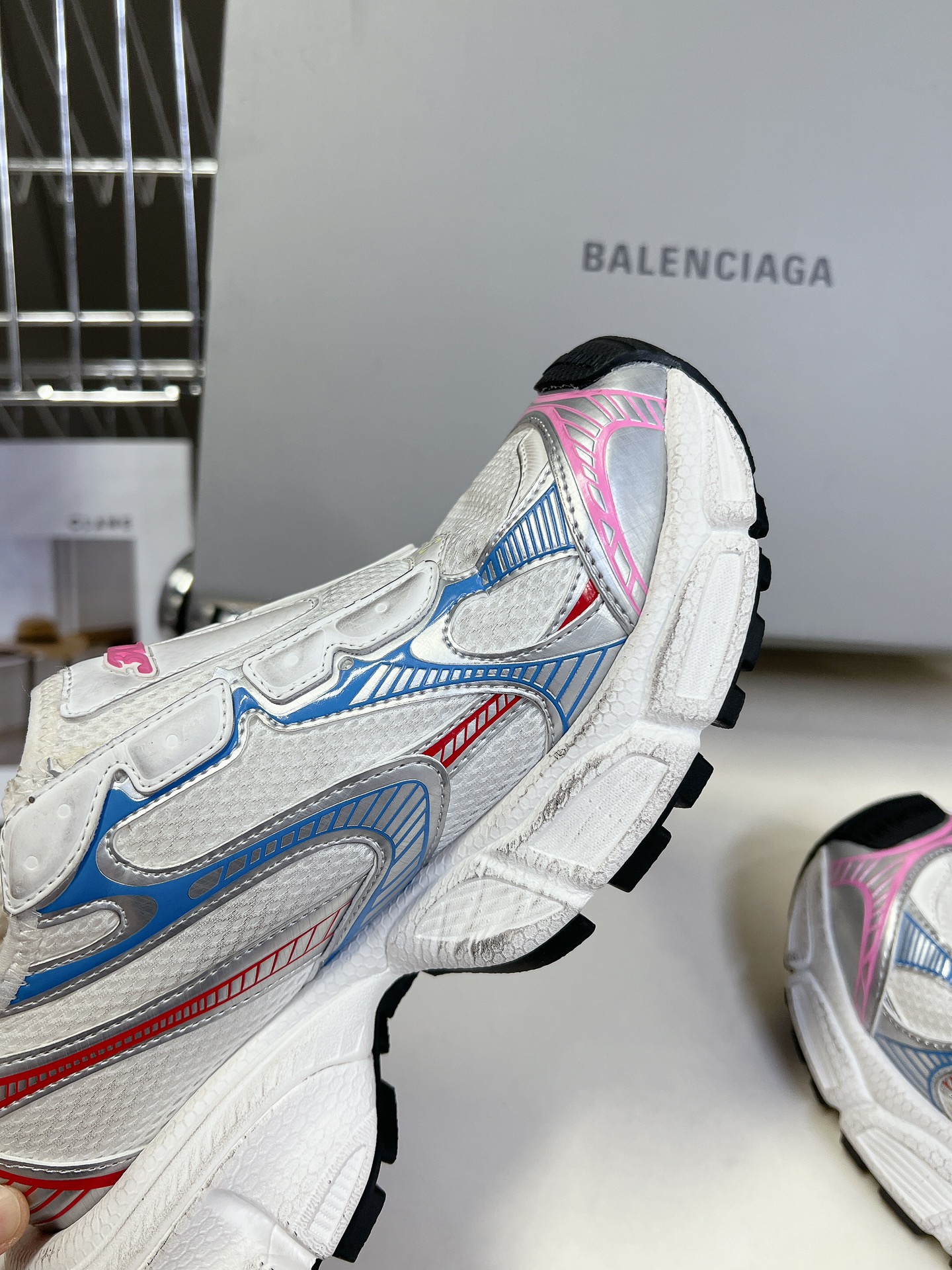 BALENCIAGA巴黎世家3x无绳系列复古休闲运动鞋系列推出探索时尚界对于原创与挪用的概念以全新系列致