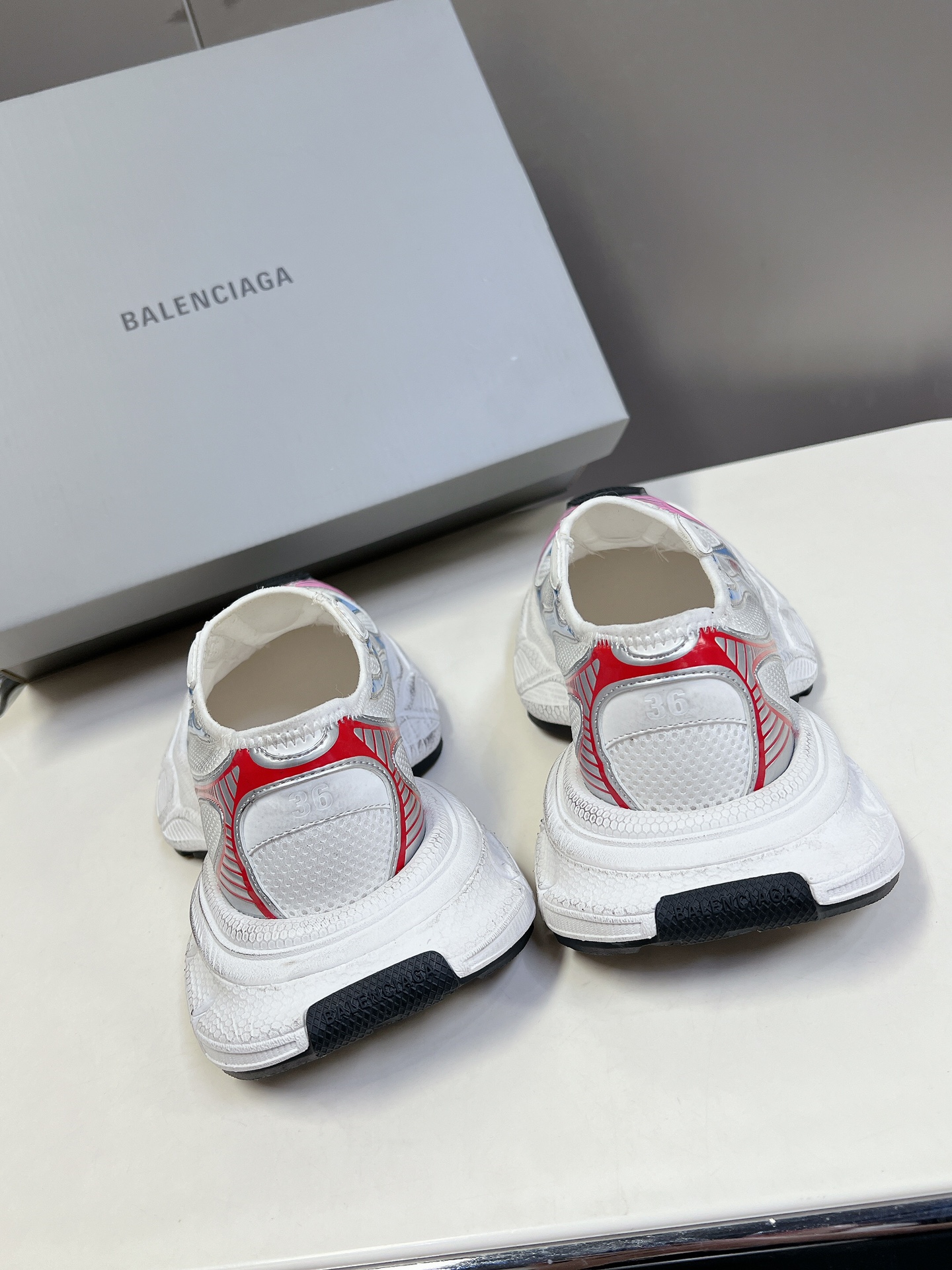 BALENCIAGA巴黎世家3x无绳系列复古休闲运动鞋系列推出探索时尚界对于原创与挪用的概念以全新系列致