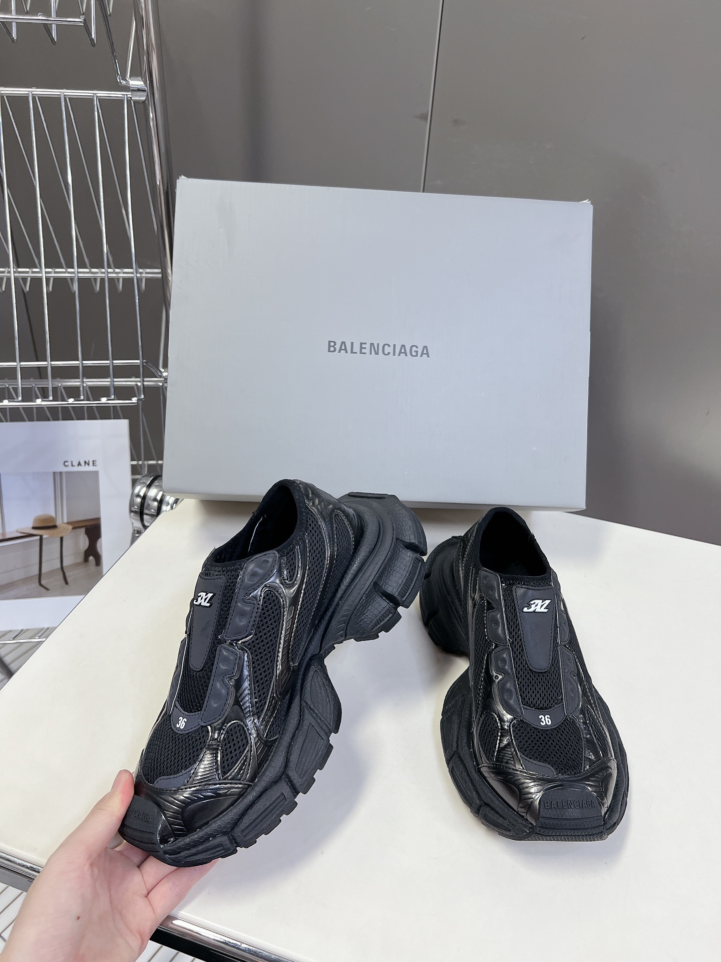 BALENCIAGA巴黎世家3x无绳系列复古休闲运动鞋系列推出探索时尚界对于原创与挪用的概念以全新系列致