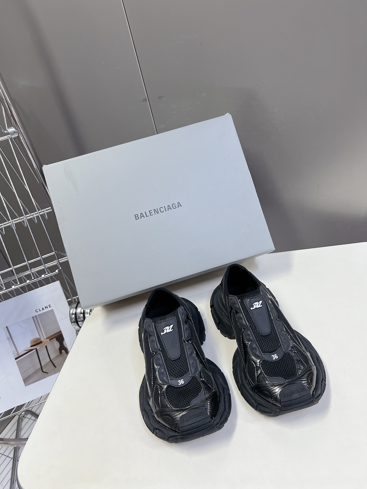 BALENCIAGA巴黎世家3x无绳系列复古休闲运动鞋系列推出探索时尚界对于原创与挪用的概念以全新系列致