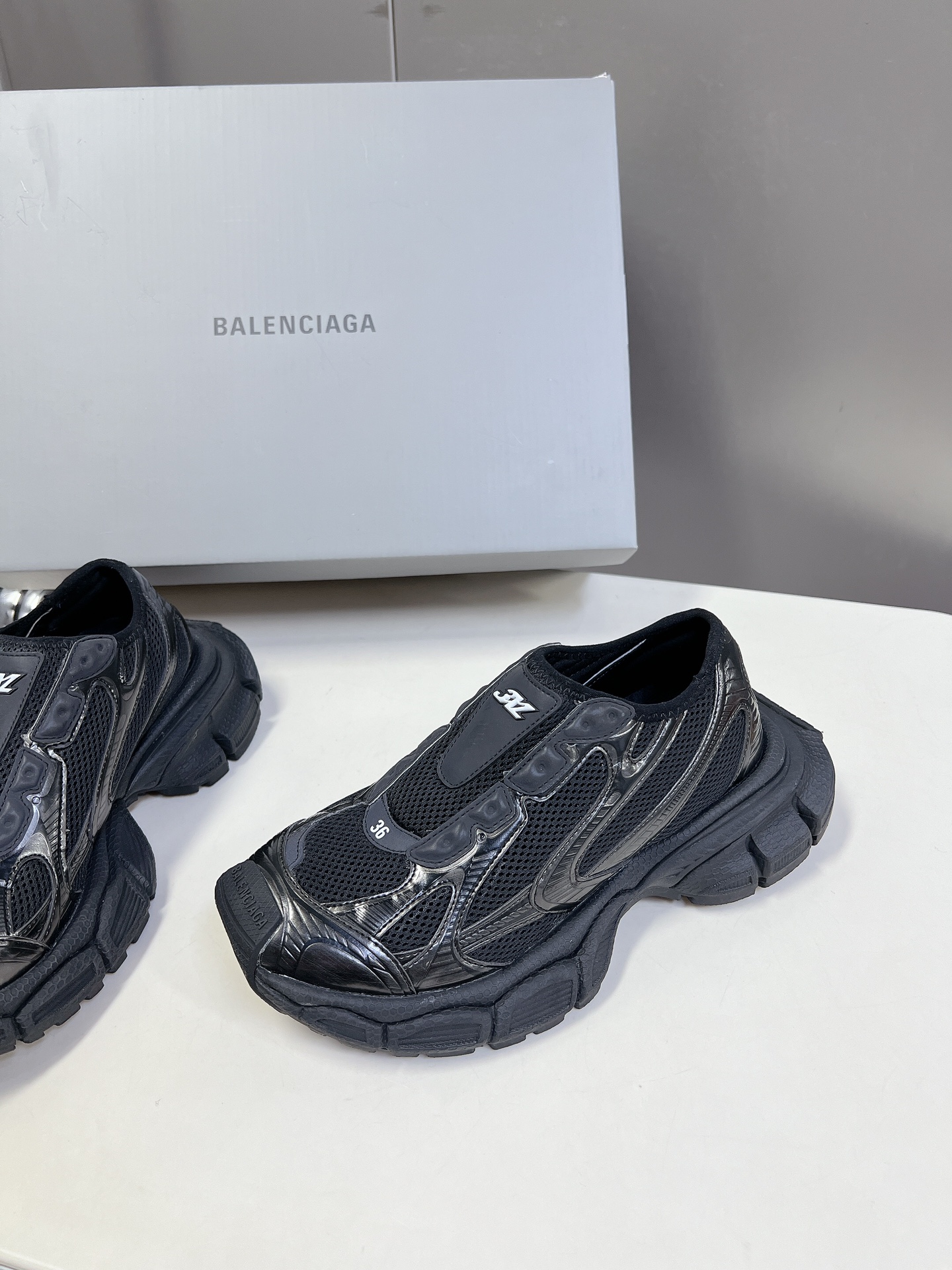 BALENCIAGA巴黎世家3x无绳系列复古休闲运动鞋系列推出探索时尚界对于原创与挪用的概念以全新系列致