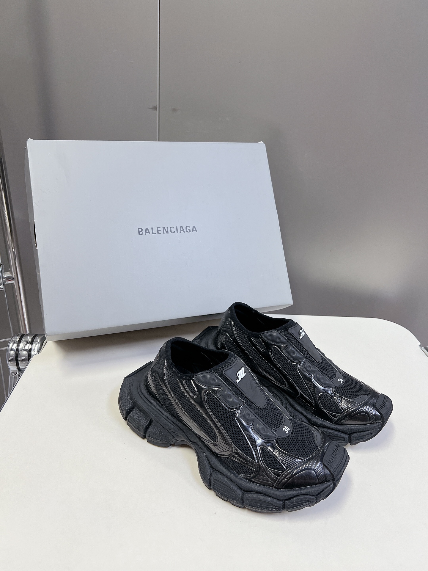 BALENCIAGA巴黎世家3x无绳系列复古休闲运动鞋系列推出探索时尚界对于原创与挪用的概念以全新系列致