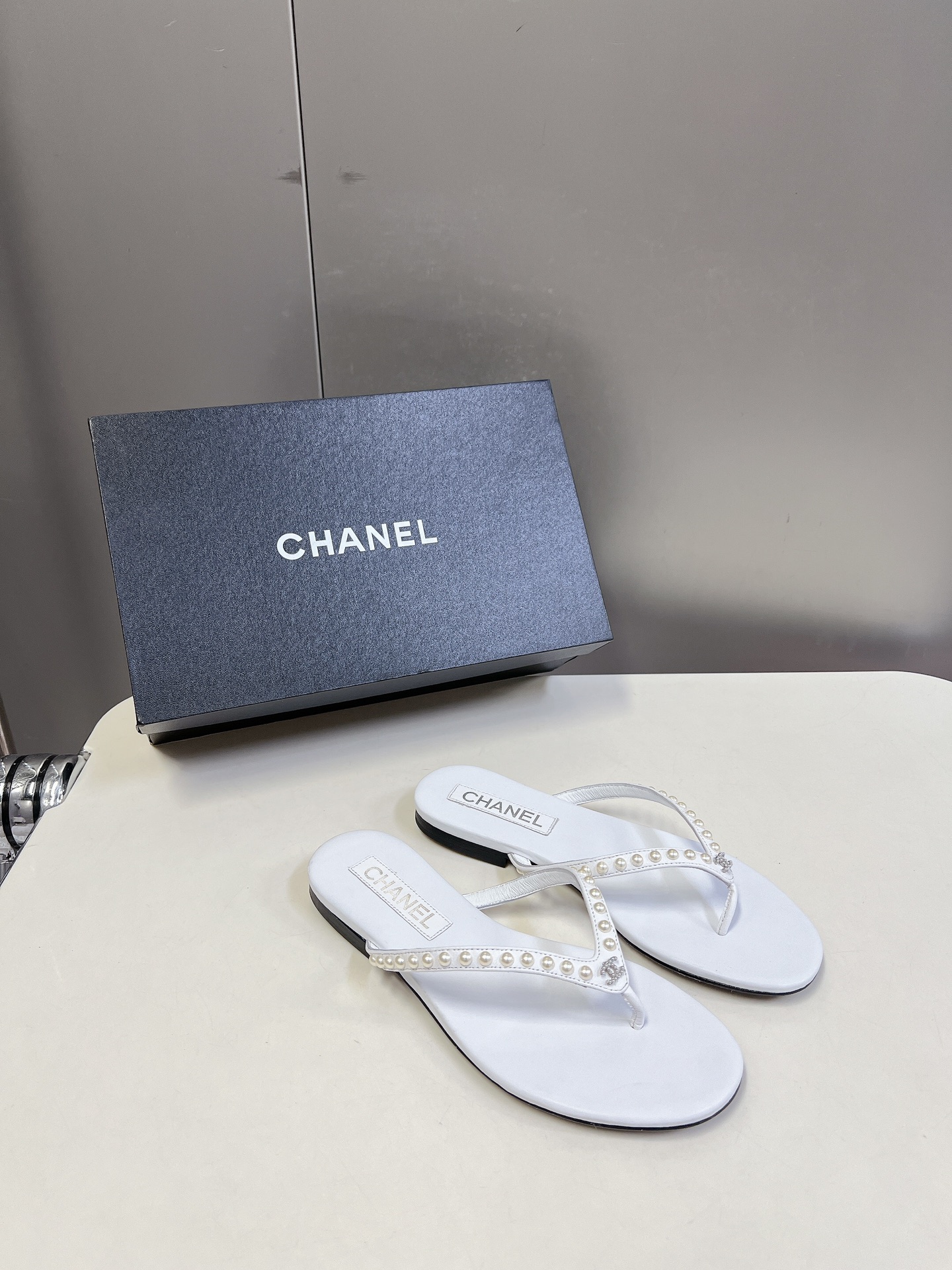 CHANEL香奈儿春夏新品双C人字拖大爆款️已经被它的美貌折服有拖鞋随性自然又彰显品牌特色满满的高级感上