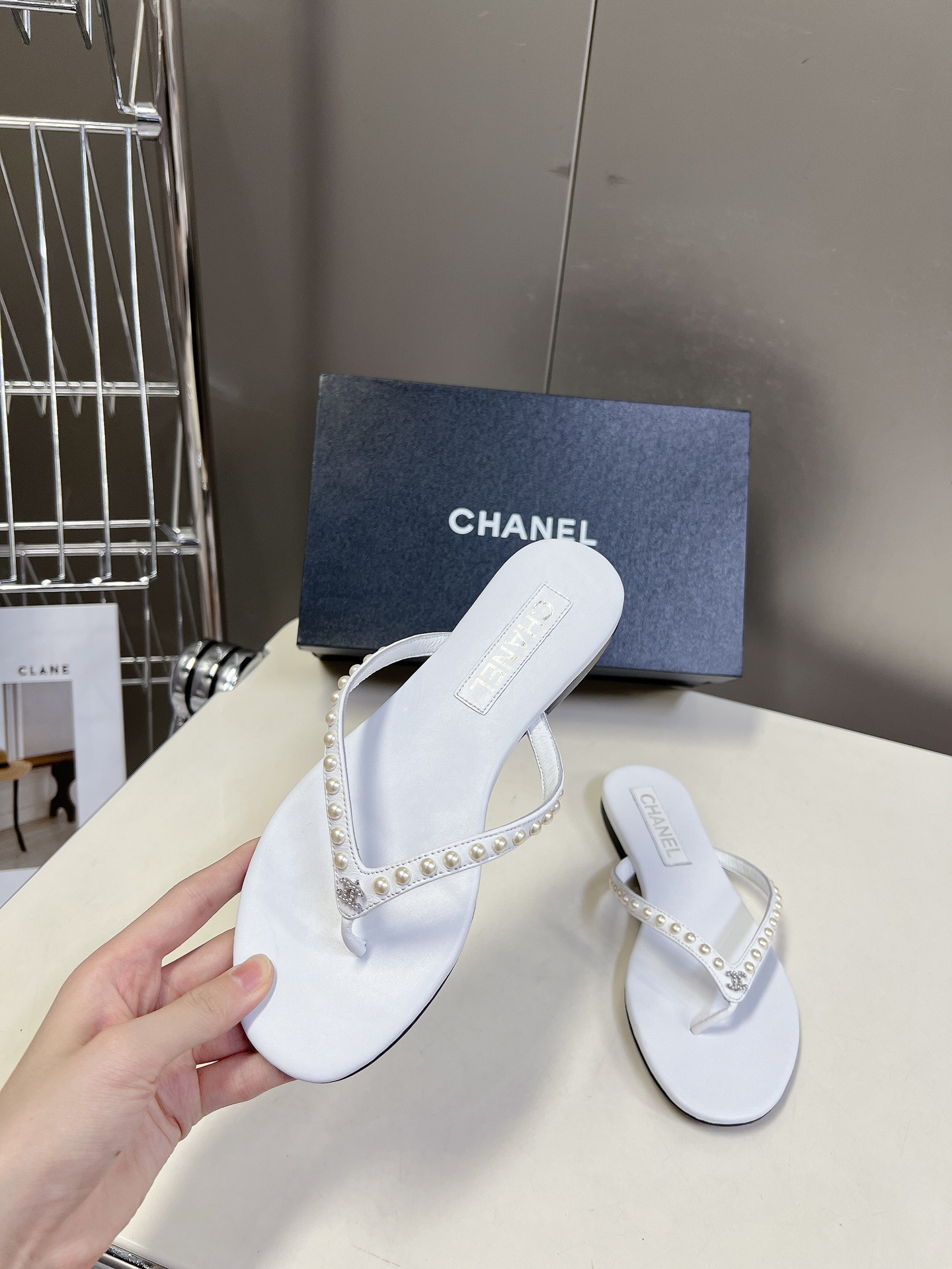 CHANEL香奈儿春夏新品双C人字拖大爆款️已经被它的美貌折服有拖鞋随性自然又彰显品牌特色满满的高级感上
