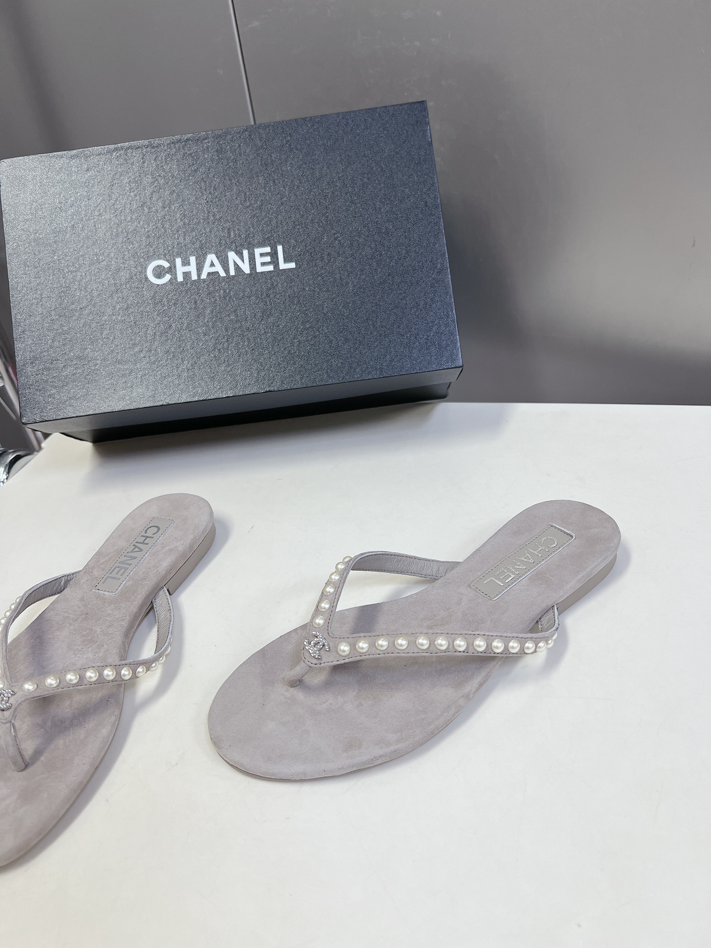 CHANEL香奈儿春夏新品双C人字拖大爆款️已经被它的美貌折服有拖鞋随性自然又彰显品牌特色满满的高级感上