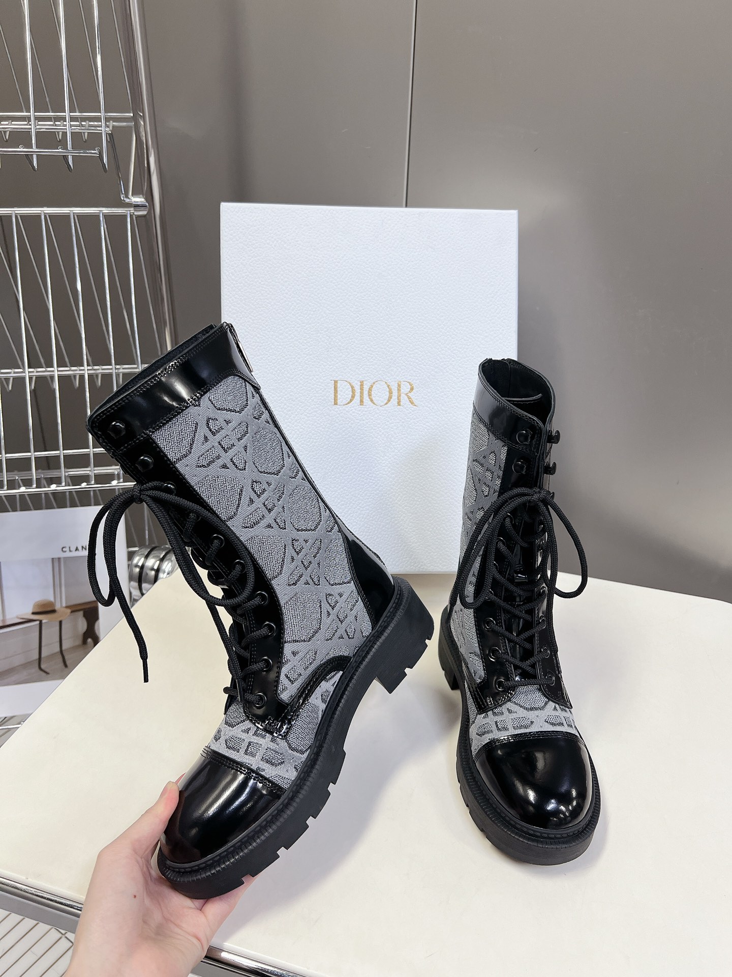 Dior迪奥秋冬走秀款工装中筒靴超多明星网红种草鞋面采用原版牛皮原版定制靴筒材质内里垫脚混种羊皮意大利进