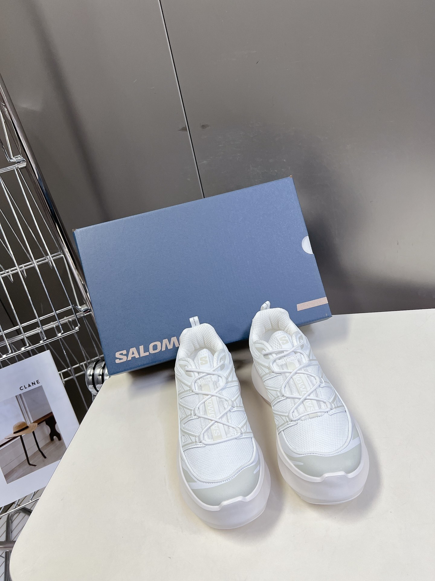 CDGxSalomon萨洛蒙联名款XT-6系列增高厚底休闲运动鞋联名鞋款依旧是黑白简约配色鞋身上的品牌字