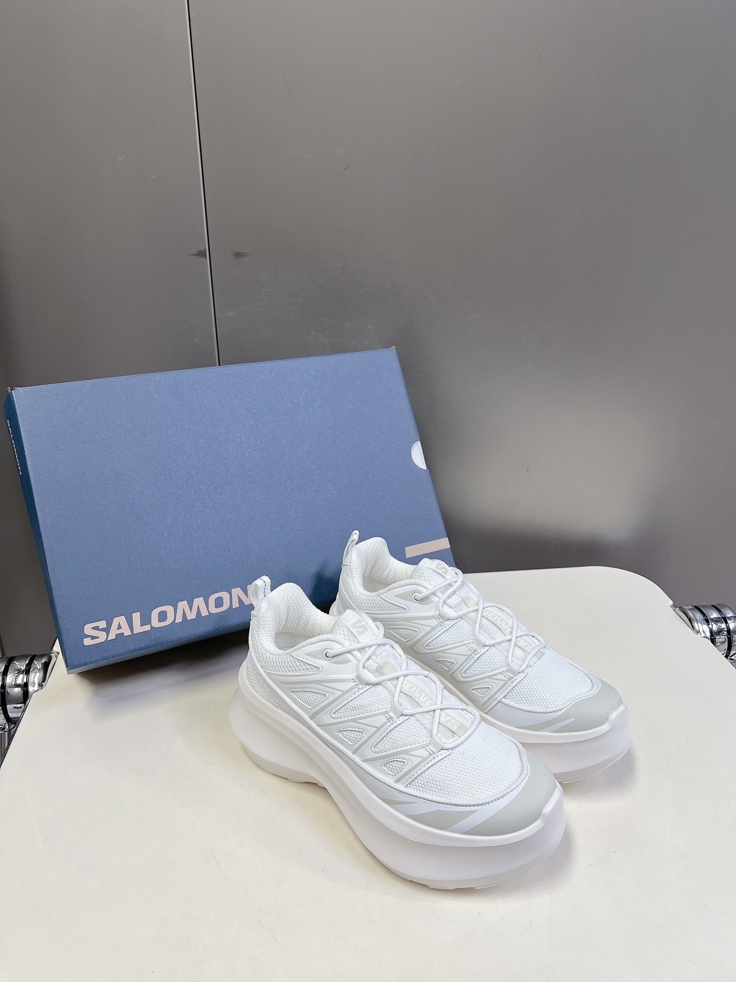 CDGxSalomon萨洛蒙联名款XT-6系列增高厚底休闲运动鞋联名鞋款依旧是黑白简约配色鞋身上的品牌字