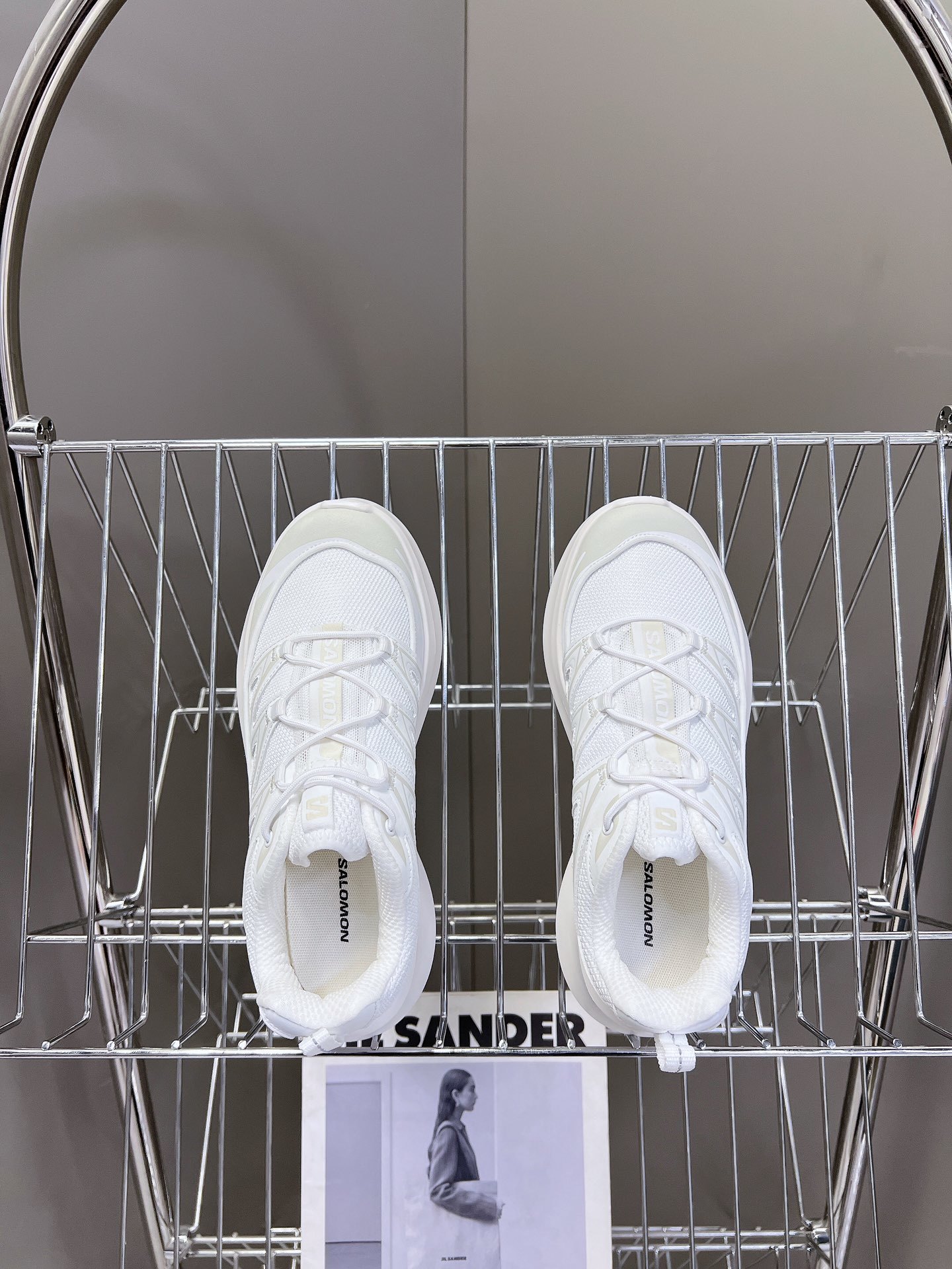 CDGxSalomon萨洛蒙联名款XT-6系列增高厚底休闲运动鞋联名鞋款依旧是黑白简约配色鞋身上的品牌字