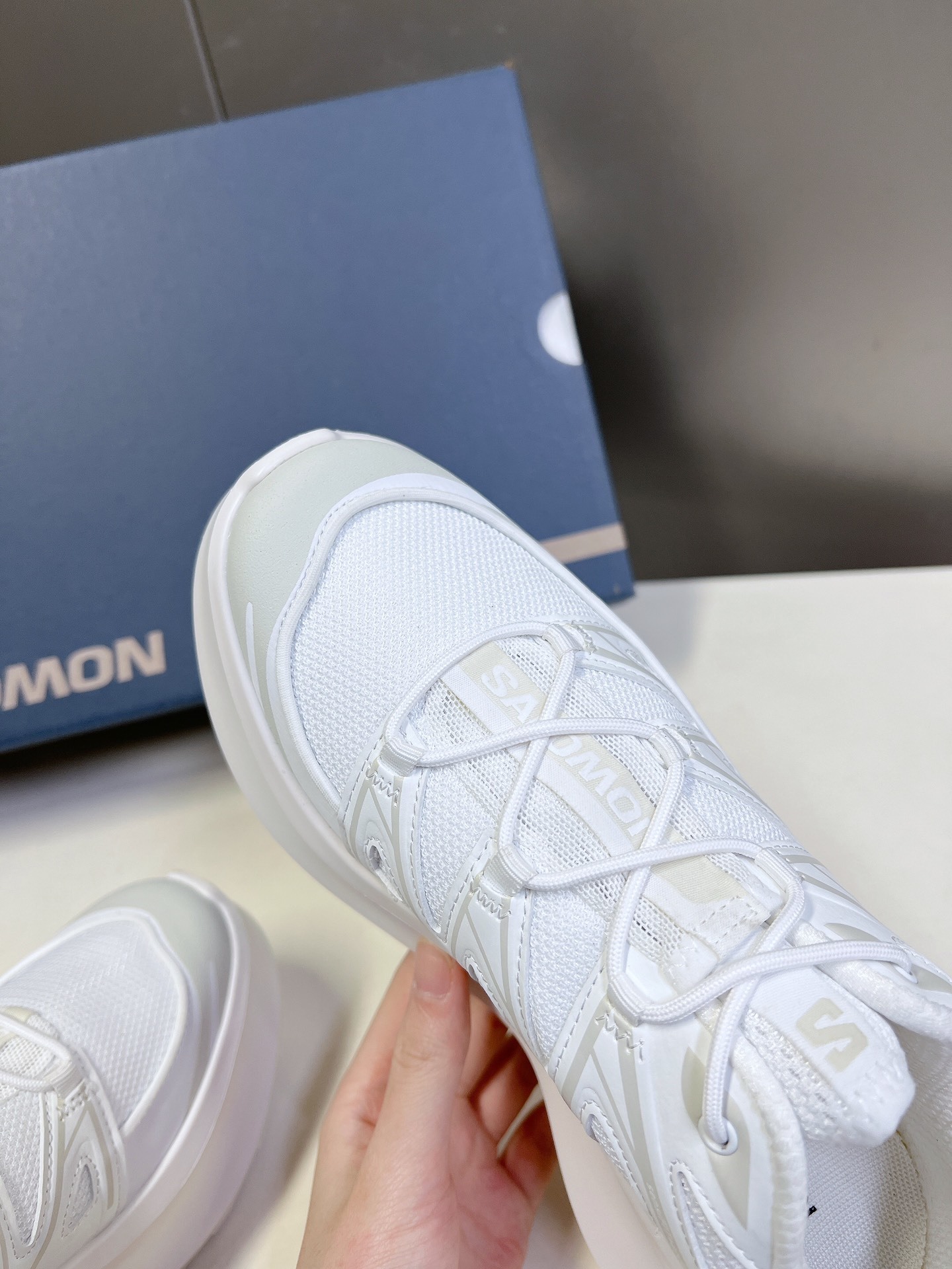 CDGxSalomon萨洛蒙联名款XT-6系列增高厚底休闲运动鞋联名鞋款依旧是黑白简约配色鞋身上的品牌字