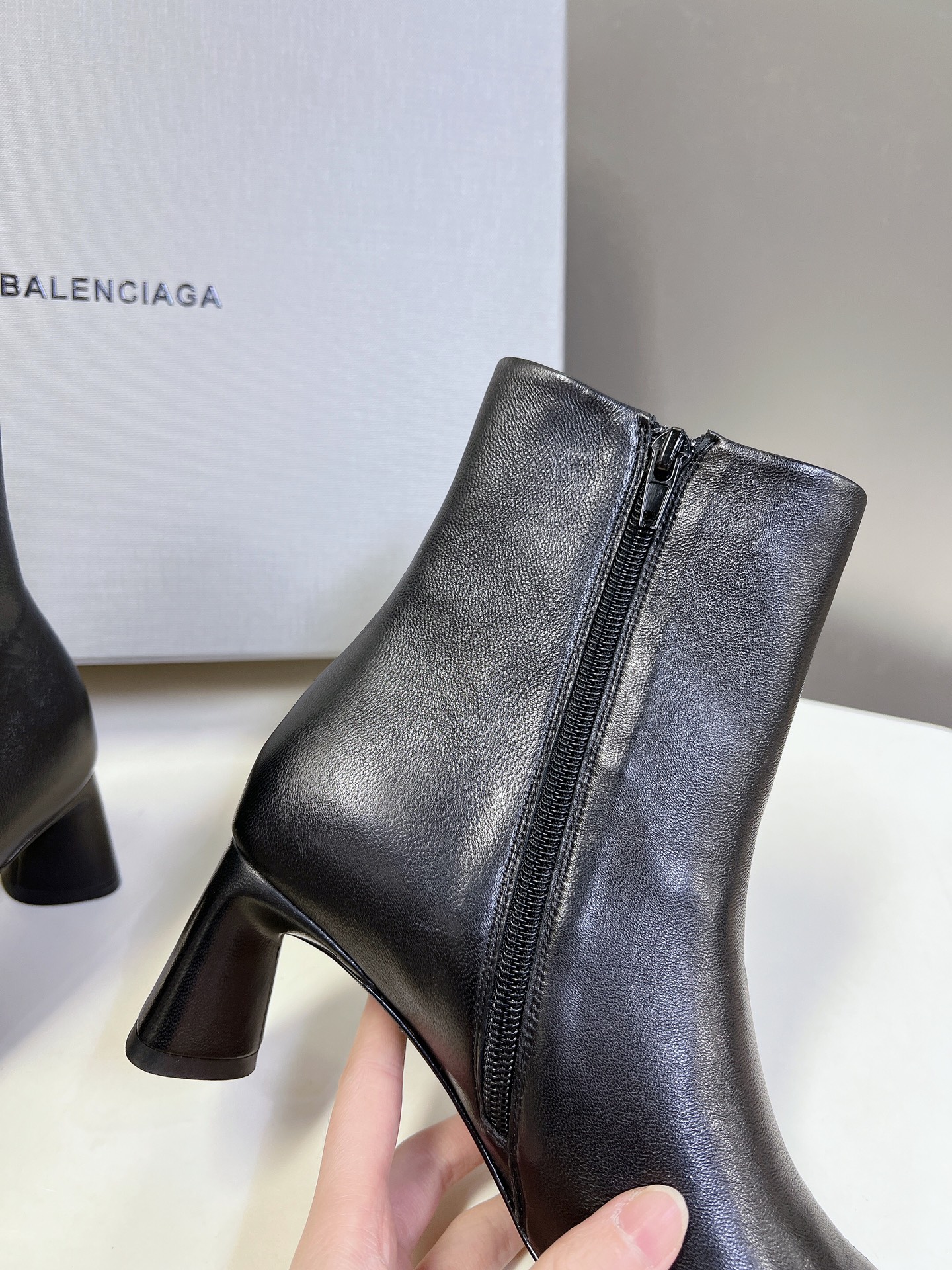 Balenciaga巴黎世家走秀款短靴巴黎时装周重磅新品海外各大博主相继大秀金卡戴珊Kardashian