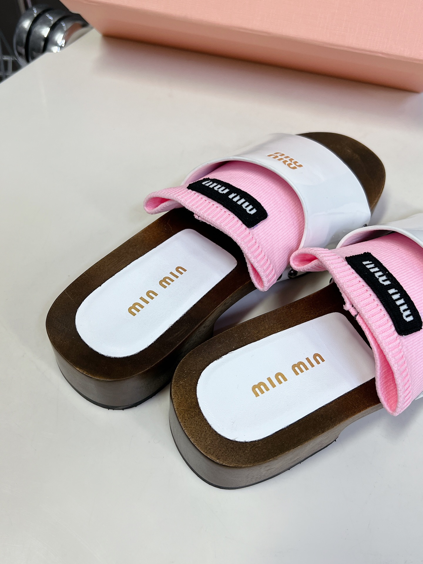 MiuMiu缪缪春夏秀款拖鞋25秀款出镜率最高单品简约鞋面金色miumiu字母logo非常的醒目袜子10