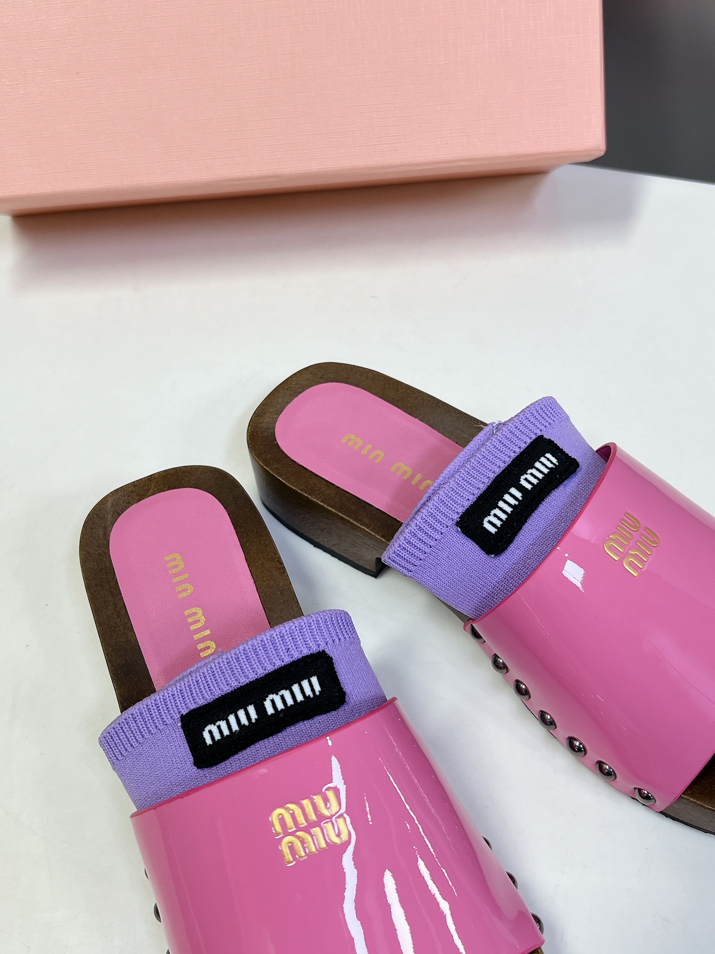 MiuMiu缪缪春夏秀款拖鞋25秀款出镜率最高单品简约鞋面金色miumiu字母logo非常的醒目袜子10