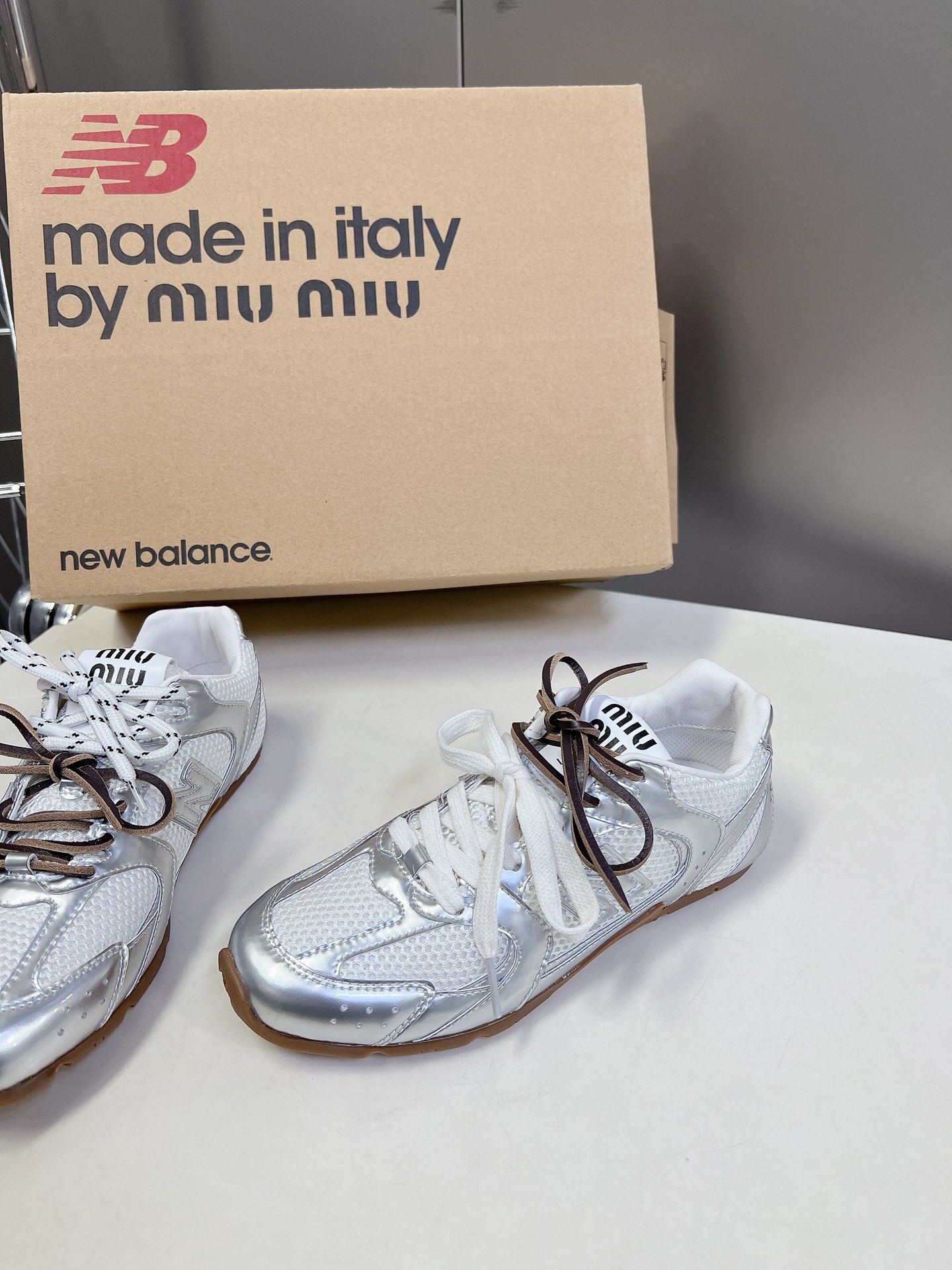  Miu Miu✖️New Balance 联名系列情侣运动鞋、各大品牌都热衷于跨界联名、缪缪这次联名诚