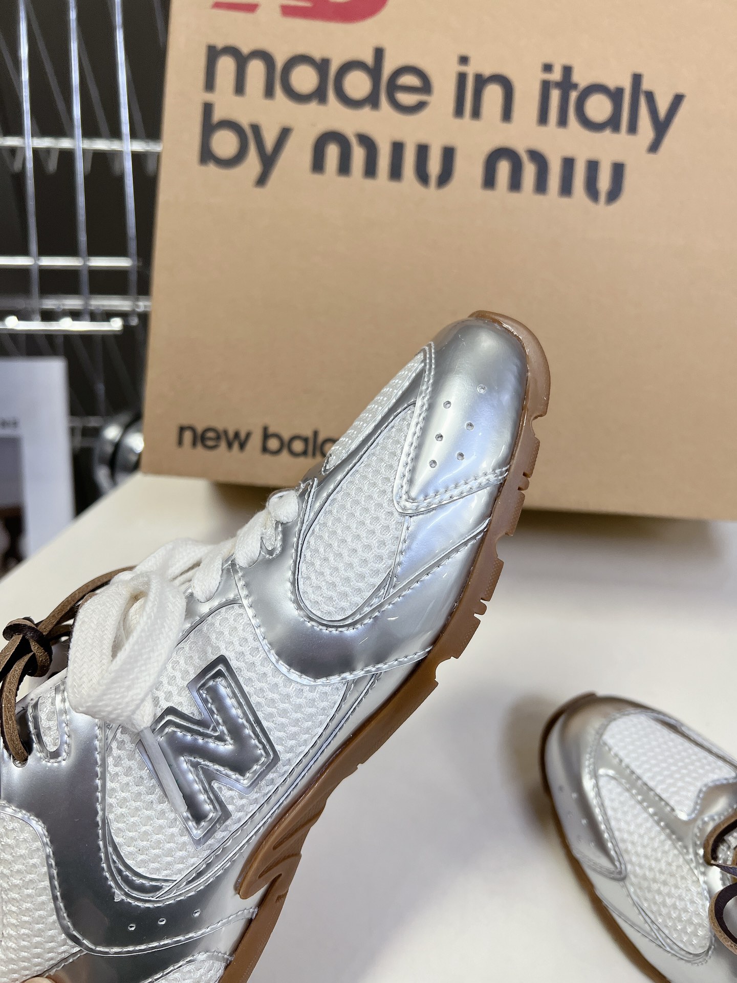  Miu Miu✖️New Balance 联名系列情侣运动鞋、各大品牌都热衷于跨界联名、缪缪这次联名诚