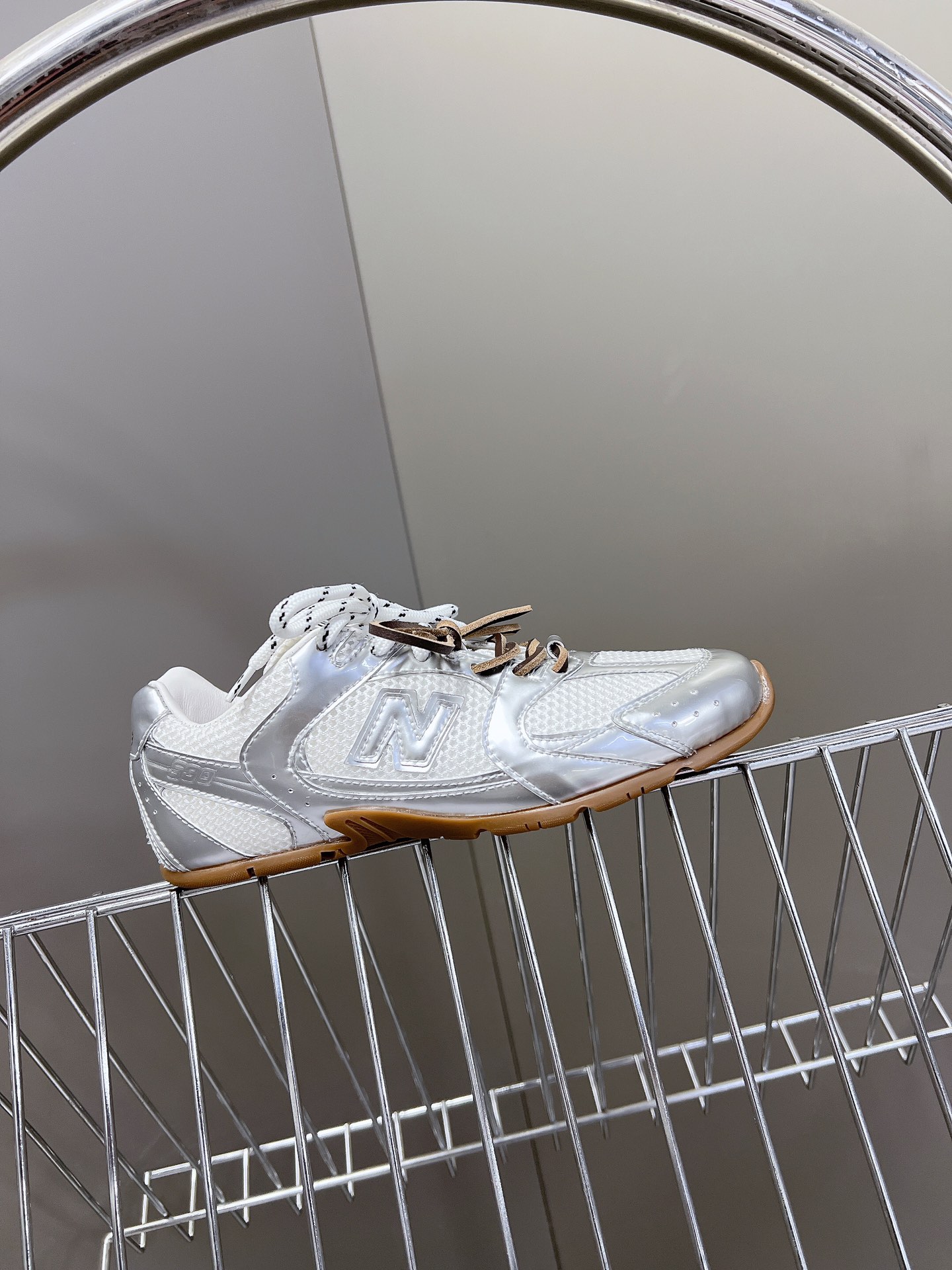  Miu Miu✖️New Balance 联名系列情侣运动鞋、各大品牌都热衷于跨界联名、缪缪这次联名诚