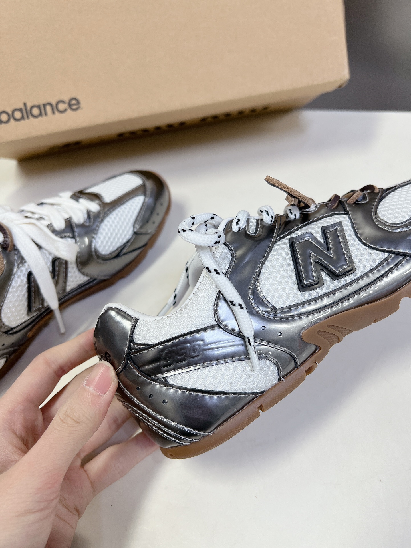  Miu Miu✖️New Balance 联名系列情侣运动鞋、各大品牌都热衷于跨界联名、缪缪这次联名诚