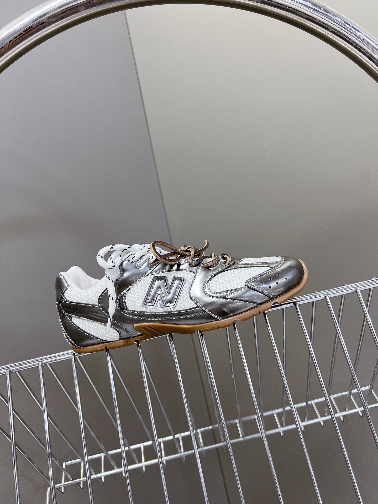  Miu Miu✖️New Balance 联名系列情侣运动鞋、各大品牌都热衷于跨界联名、缪缪这次联名诚