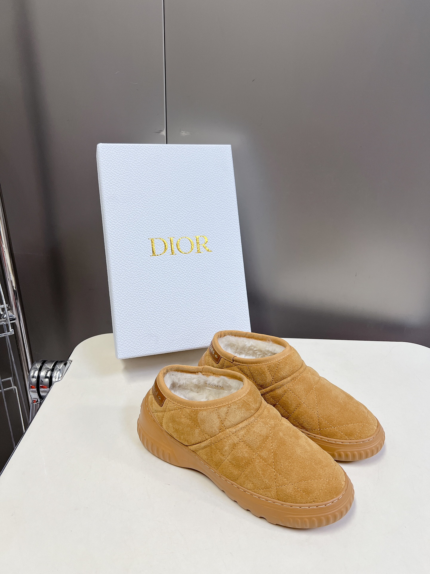 Dior 迪奥 秋冬新款雪地靴半拖 这款Dior 及踝靴巧妙融合 Dior Chez Moi 系列元素 