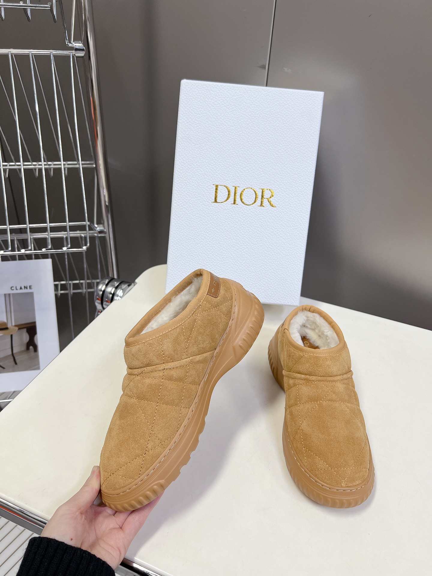 Dior 迪奥 秋冬新款雪地靴半拖 这款Dior 及踝靴巧妙融合 Dior Chez Moi 系列元素 